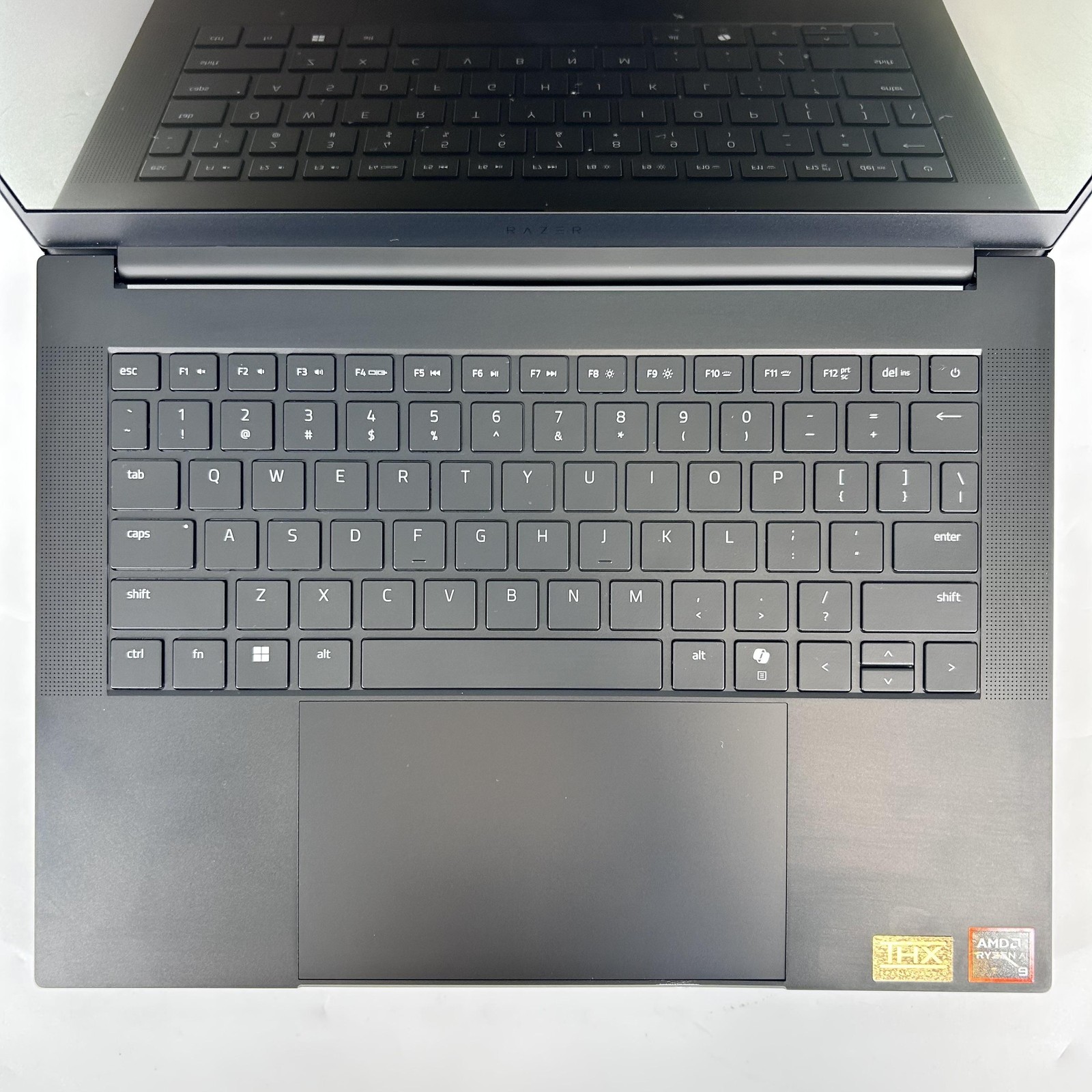 Razer Blade 14 120Hz QHD+ 2.0 GHz Ryzen AI 9 365 32GB 1TB RTX 5070 LCD Damage