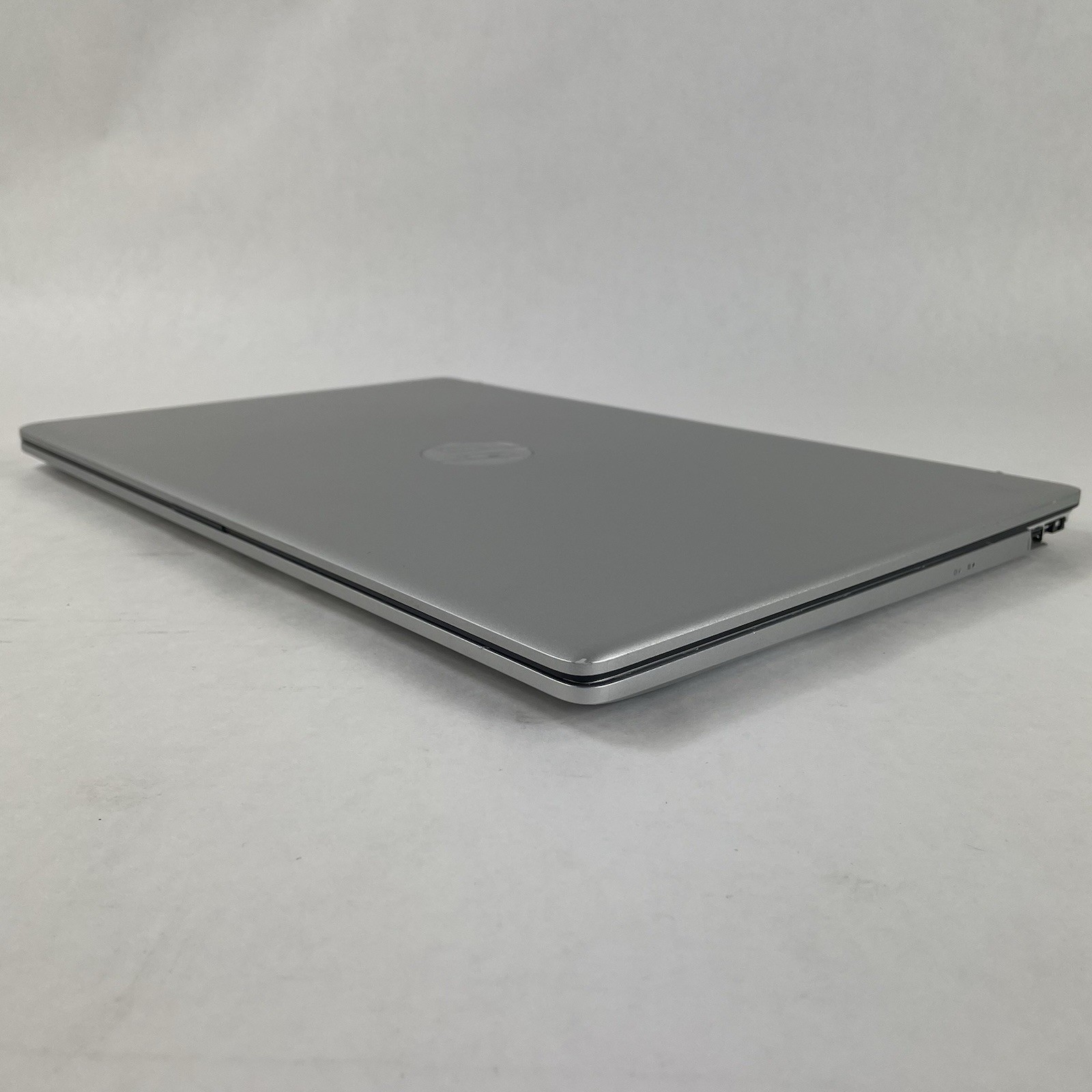 HP 17+-cn000 17.3″ i7-1165G7 2.80 GHz 8 GB RAM No SSD No OS – Bad Corners