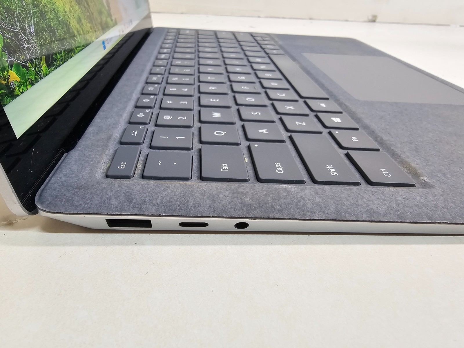 Microsoft Surface Laptop 4 1958 – 2.2 GHz Ryzen 5 8GB 256GB 13.5″ Touchscreen 1
