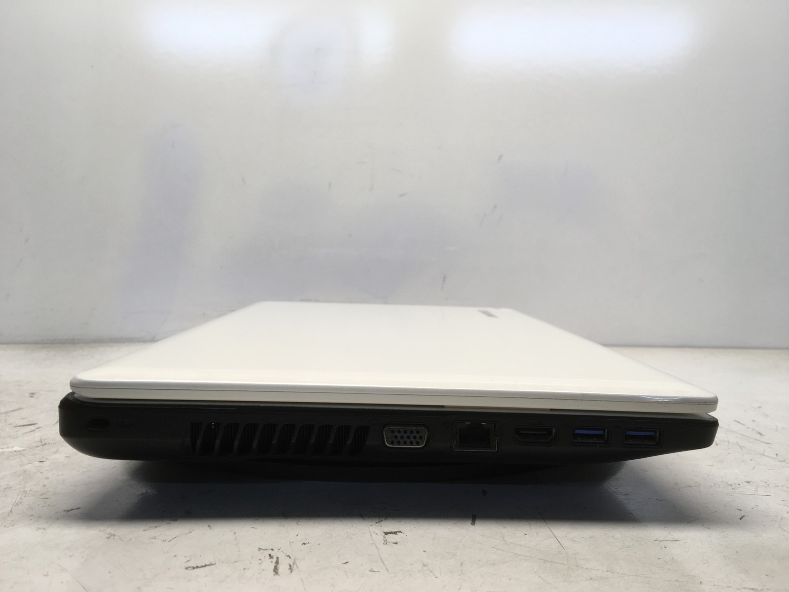 Lenovo IdeaPad Z580 Intel i5-3210M 2.5GHz 4 GB NO HDD No Batt