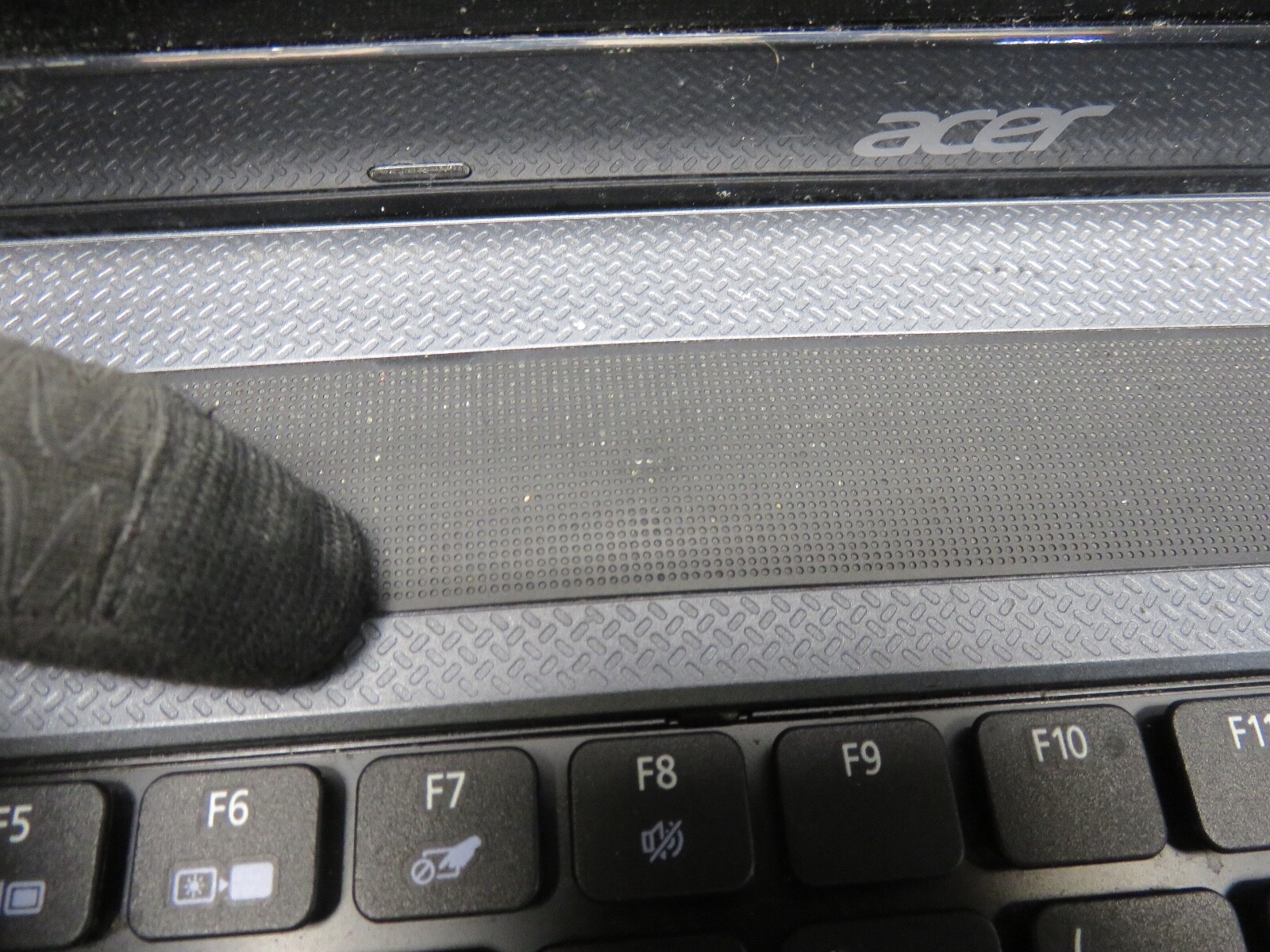 Acer Aspire 5733Z-4851 Laptop Intel Pentium P6200 2GB No HD/Batt – Broken Hinges