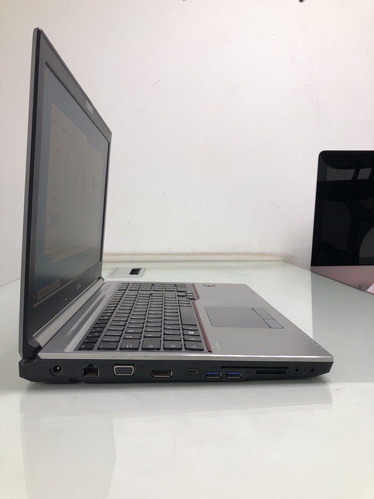 Fujitsu Celsius H770 Xeon E3-1505M v6 16GB 512GB SSD Quadro M2200 4GB Laptop