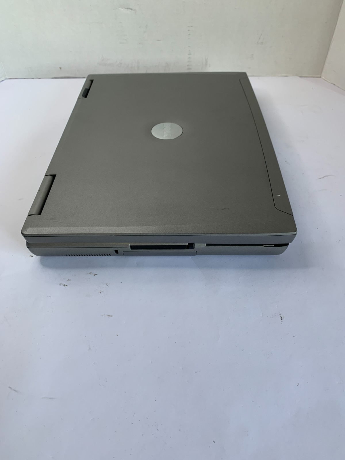 Dell Latitude D810 – Pentium M – 1gb DDR2 – 40Gb HDD – NO OS – DEAD BATT- NO AC