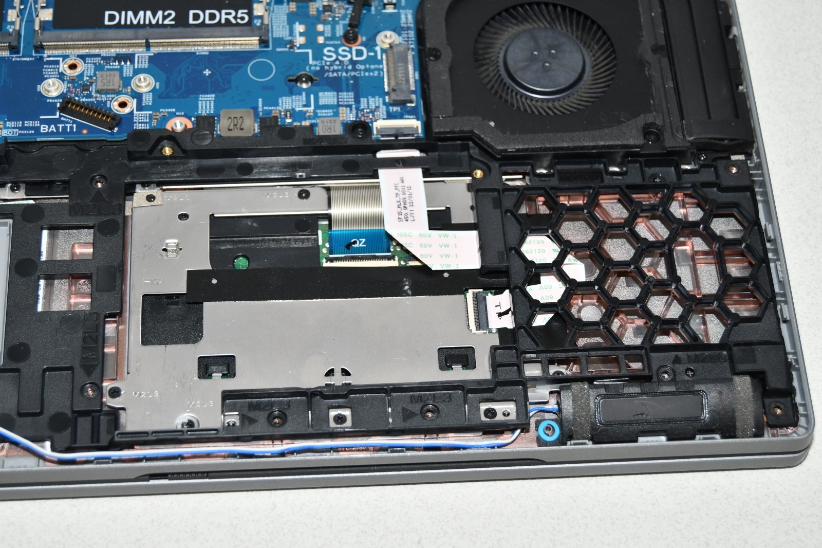 ^ Dell Precision 3570 Laptop Intel i7-1265U No Ram No HD No Battery Cracked LCD