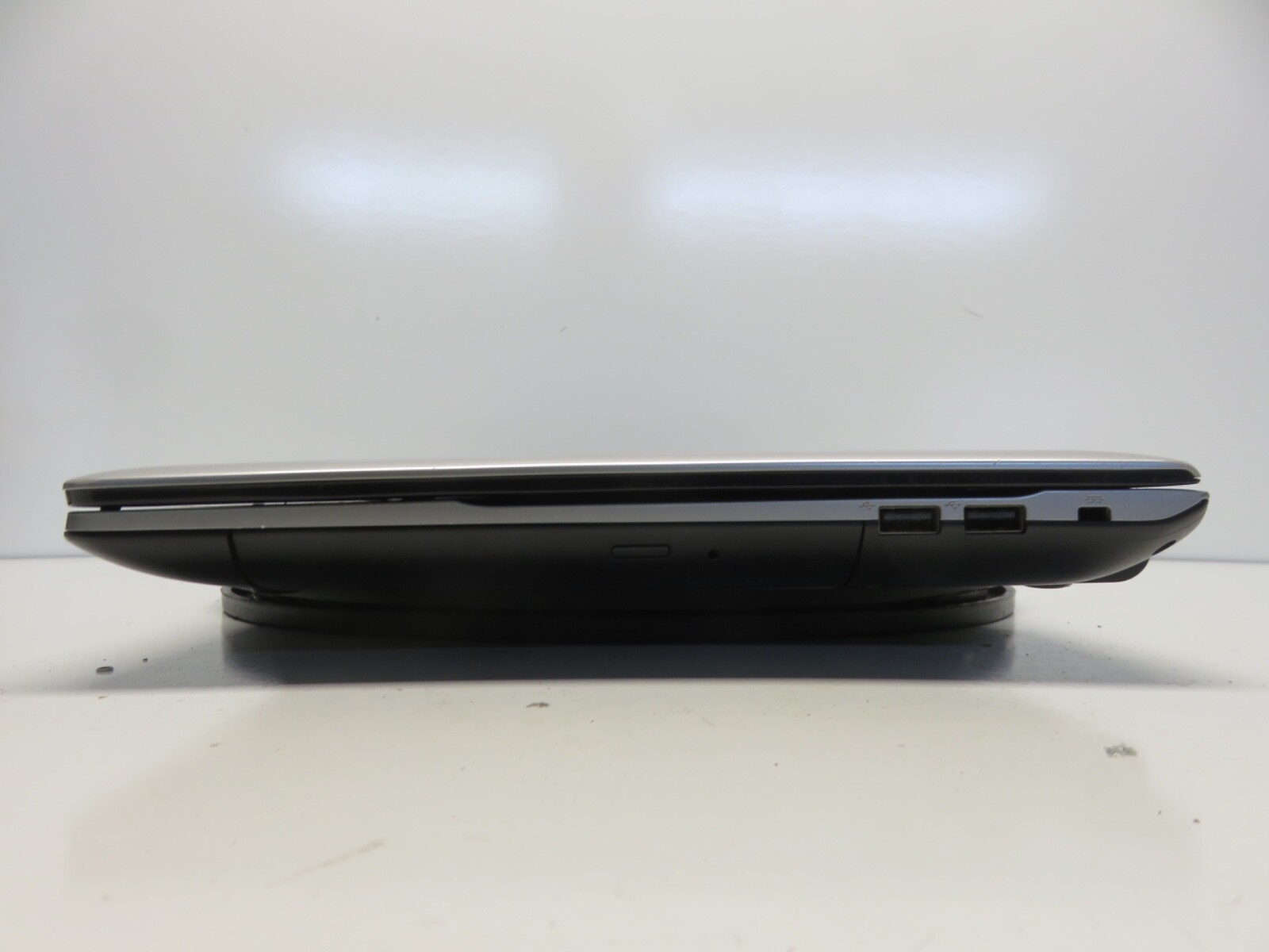 Samsung NP300E5E Intel i3-3120M 2.5GHz 2 GB NO HDD No Batt