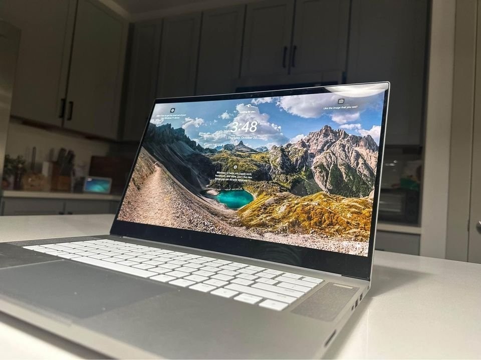 Razer Blade 15.6″ Studio Edition 4k OLED 60 Hz FOR PARTS READ DESCRIPTION