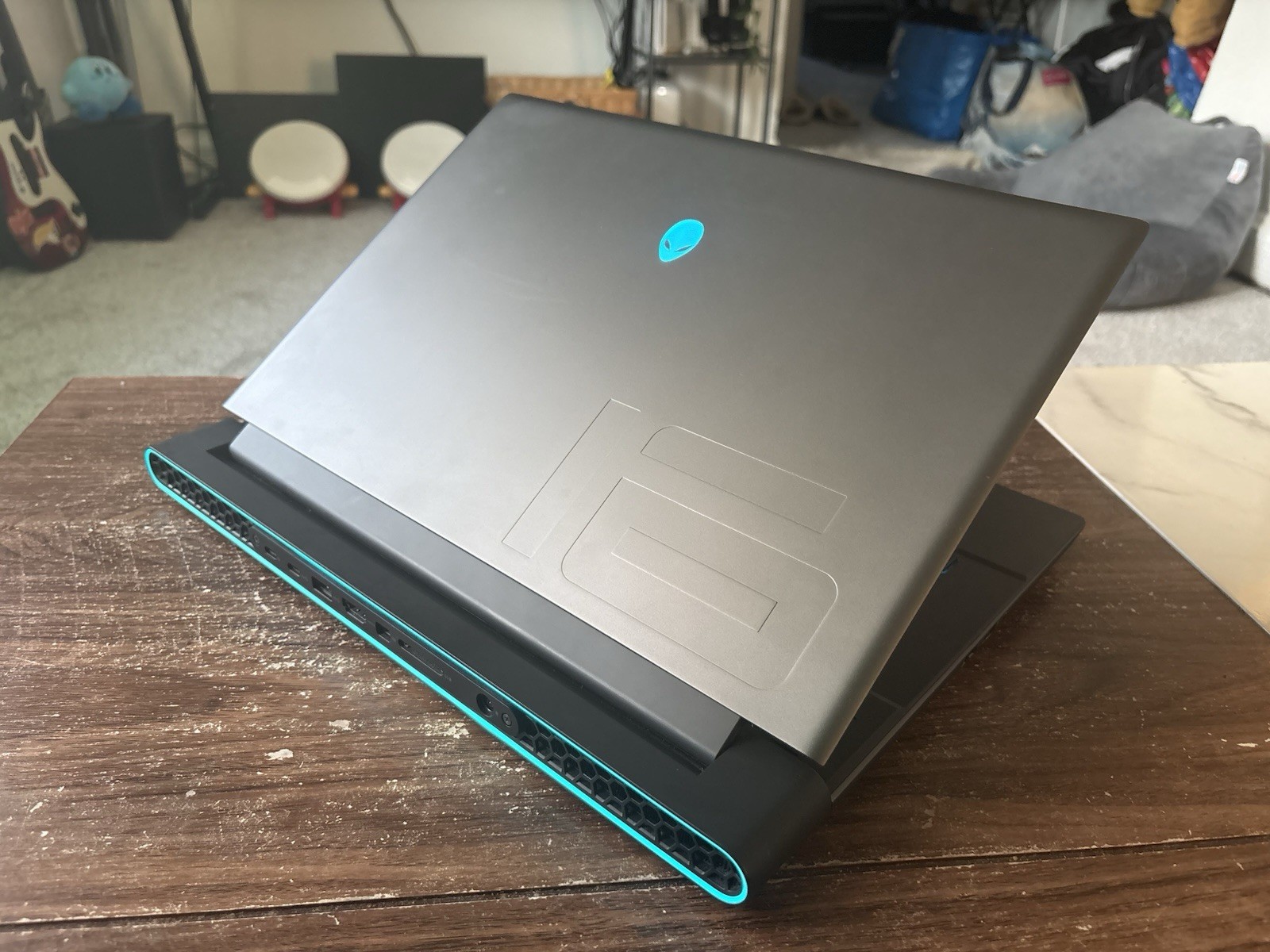 Alienware m16 Ryzen 9 7845HX RTX 4070 16GB RAM 1TB SSD
