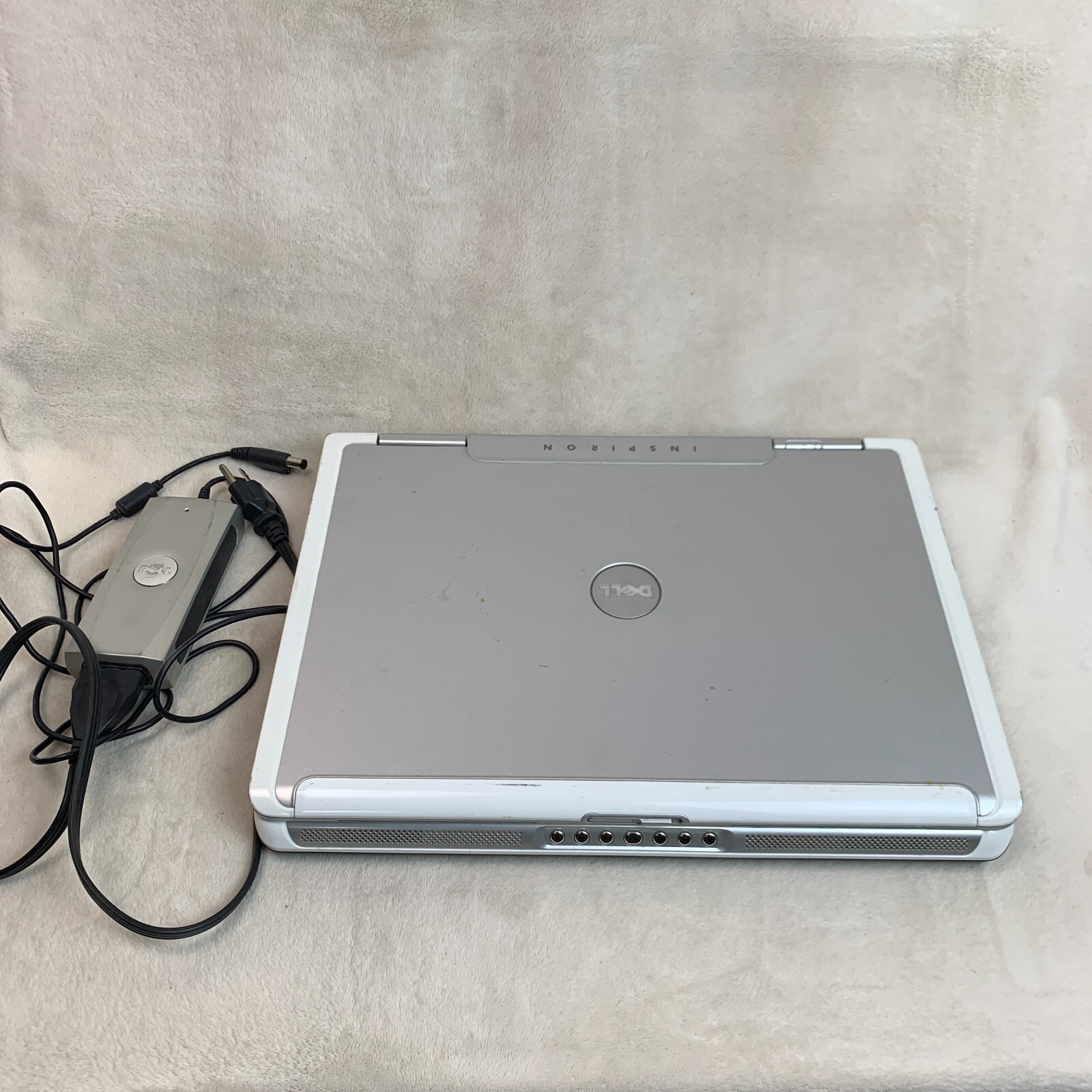 Dell Inspiron 9300 17″ Laptop Pentium M 2.0GHz 1GB RAM 100GB HDD XP (FOR PARTS)