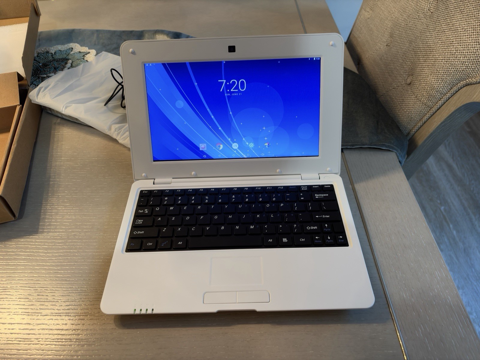 Netbook 10.1″ Android OS Portable Laptop, White with Allwinner A33 CPU