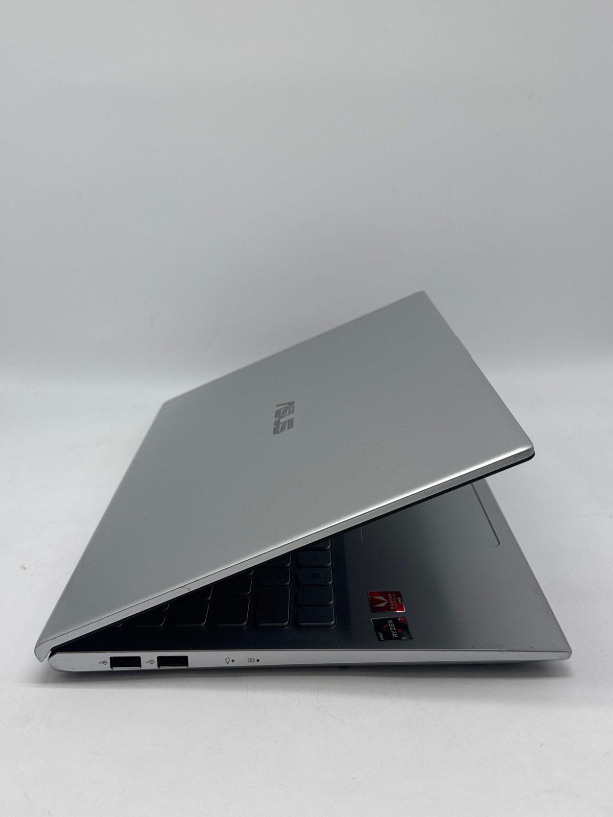 ASUS VIVOBOOK x512d Ryzen 7 3700u 12GB RAM 512GB SSD Windows 11