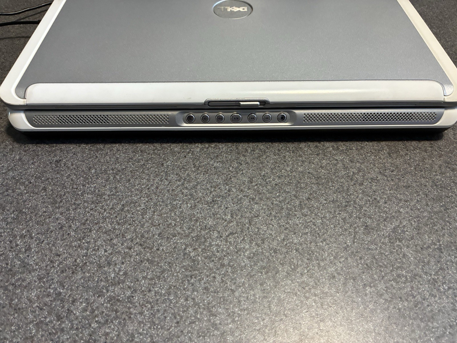 17″ Dell Inspiron 9300: 32 Bit System, 60GB HDD, 2GB DDR2, Win XP Professional