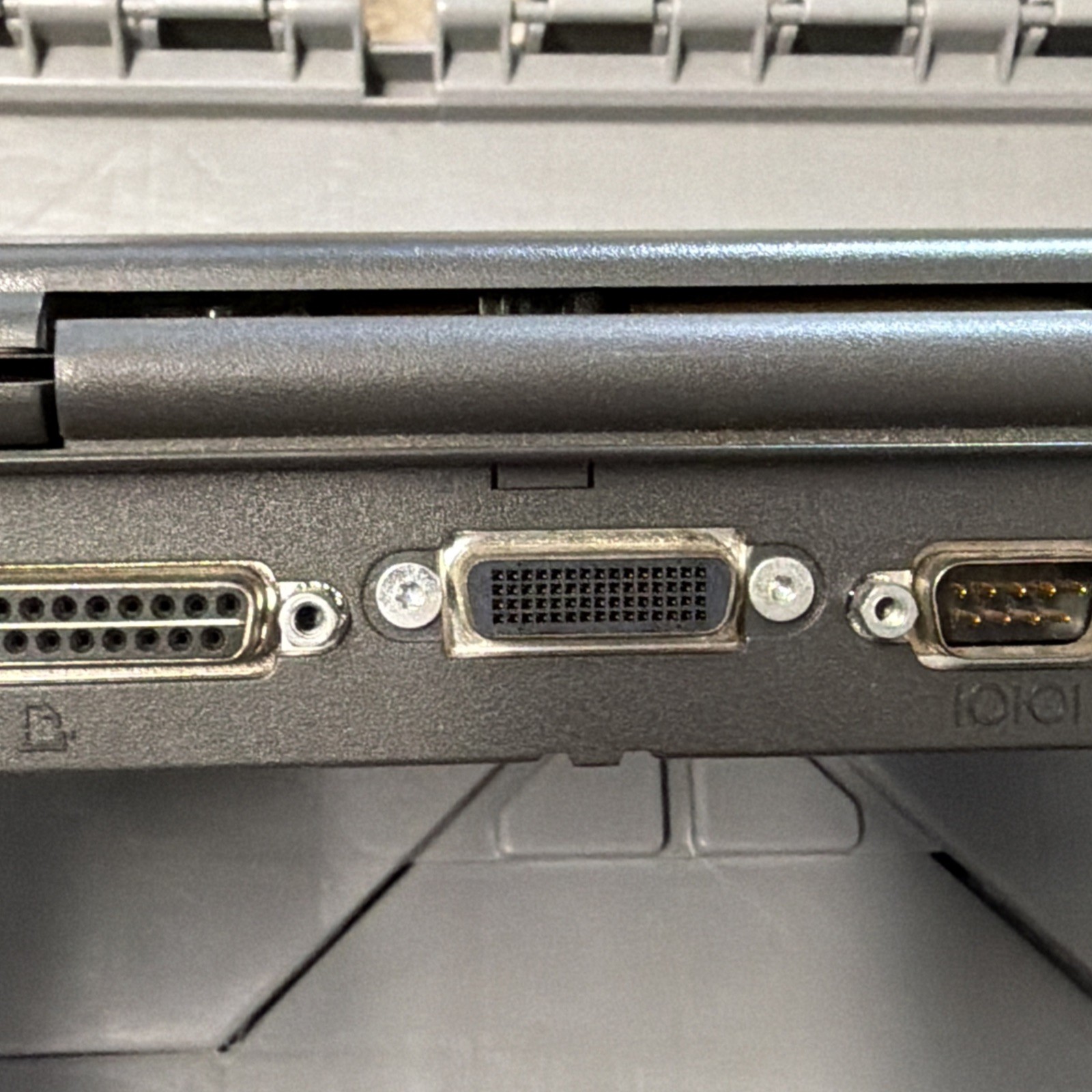COMPAQ CONTURA 400CX 8.5″ VINTAGE PC LAPTOP SOLD AS-IS (POWERS ON)