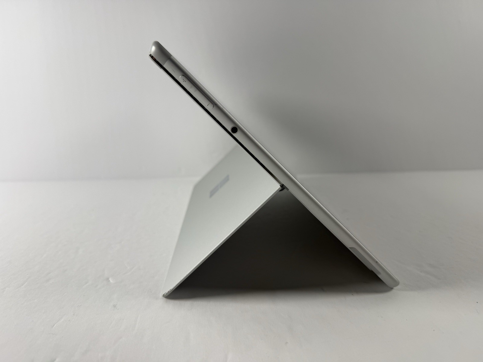 Microsoft Surface Pro 8 (1982) i5-1145G7 – 16GB RAM – 256GB 120Hz – Win 11 Pro