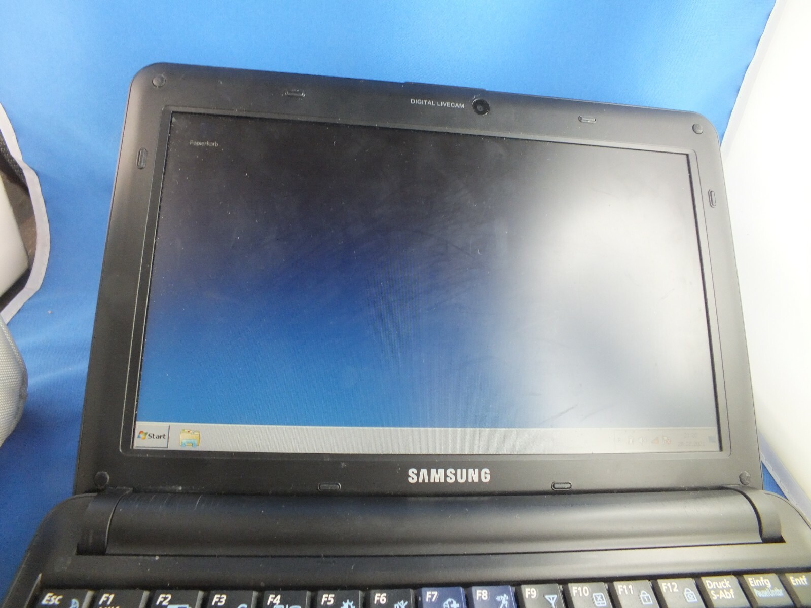 Samsung N130 Netbook L 10 inch L F with Case with EXTRAS I Windows 7 Professional