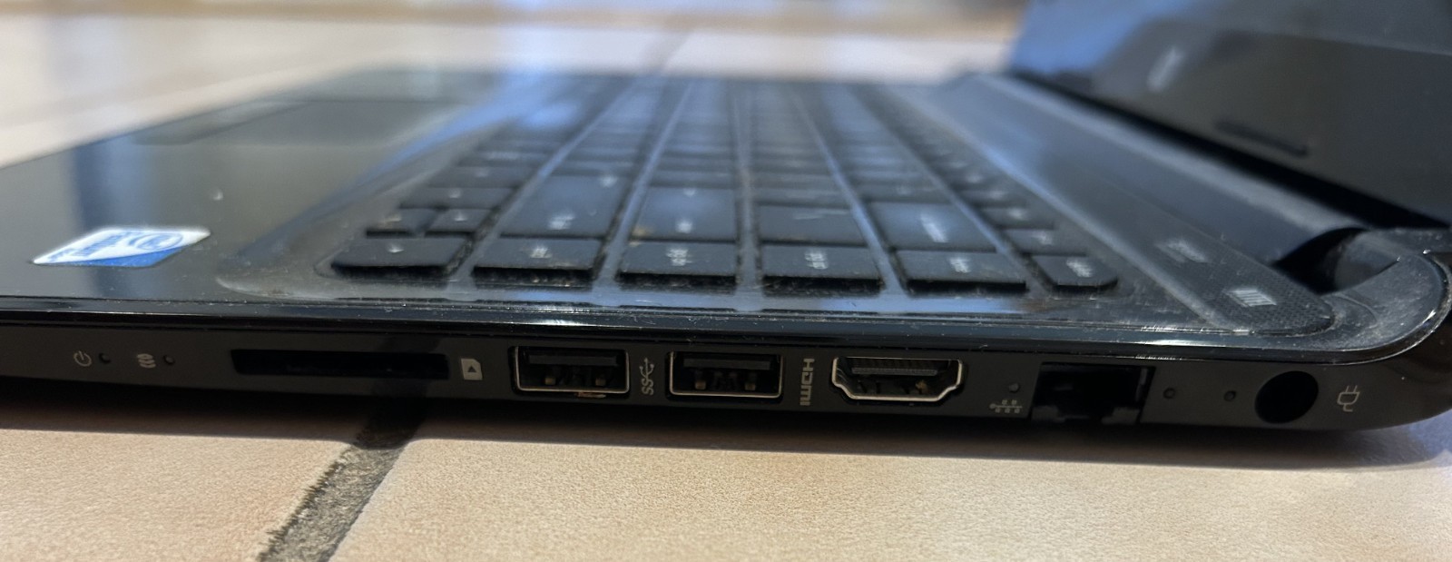 HP Pavilion Sleekbook 14 – Intel Pentium – 4GB RAM – 320GB HDD – Windows 10