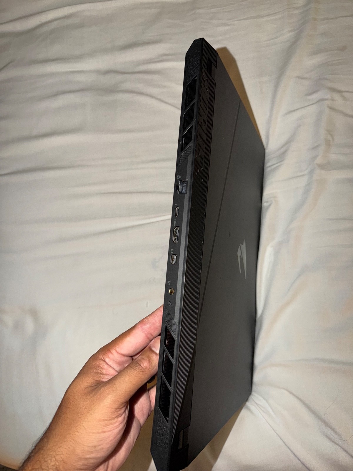 Gigabyte AORUS 17 Laptop- i7-13700H | RTX 4070 | 16GB RAM | 1TB SSD