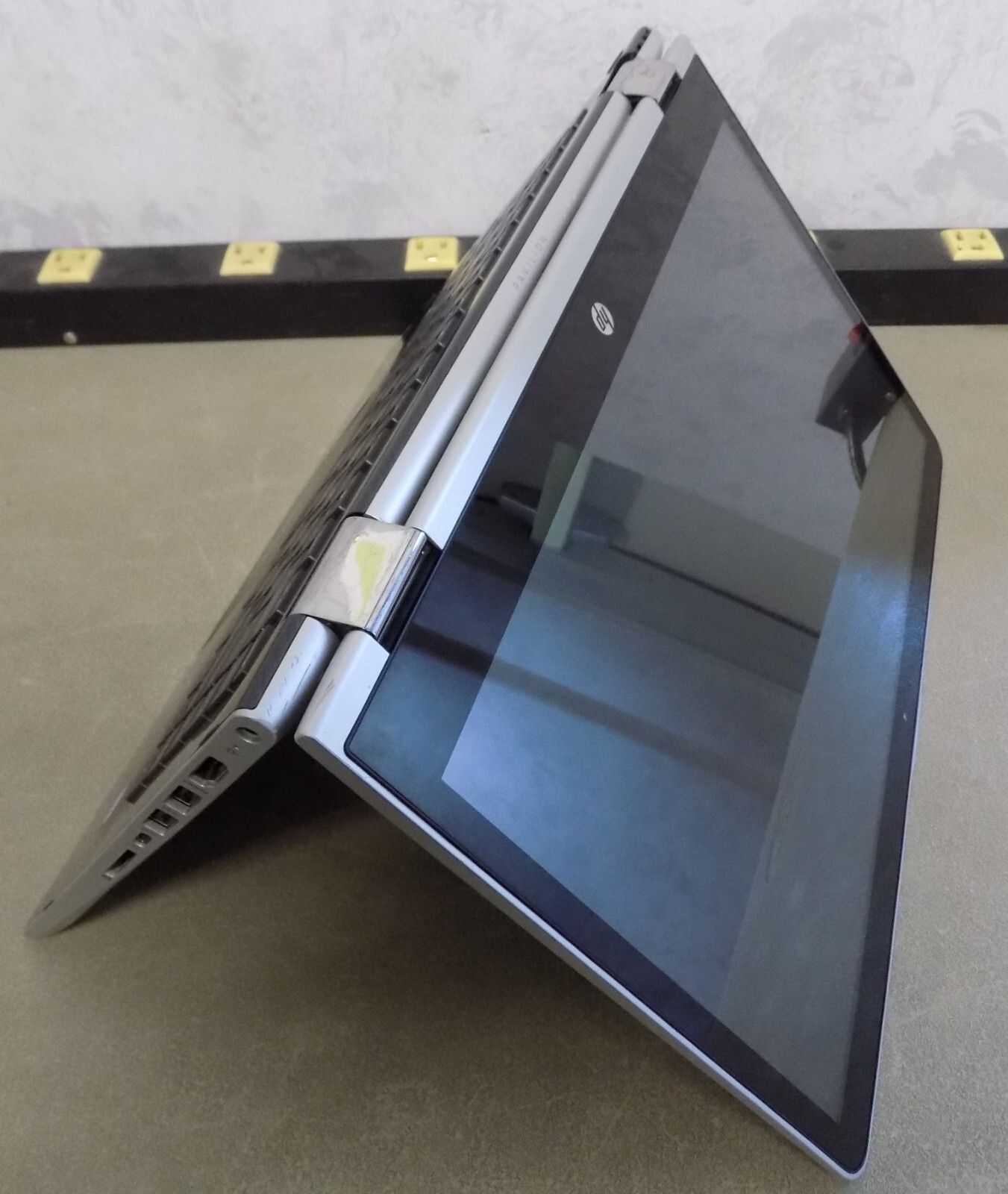 HP Pavilion X360 (2-N-1) *No SSD* No Boot/Power Core i3-7th Gen (Parts/Repair)