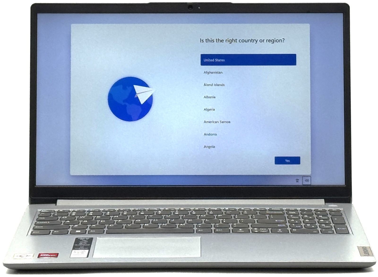 Lenovo IdeaPad 1 – 15.6″ FHD – AMD 7220U – 4GB RAM – 125GB NVME SSD – Silver
