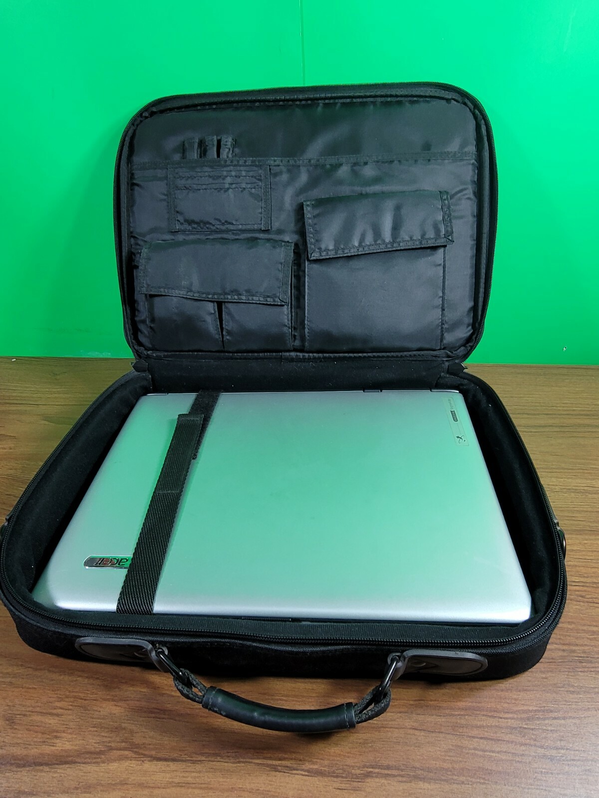 ACER TRAVEL MATE 2300 LAPTOP. WORKS AND POWERS ON GOOD. (SU)