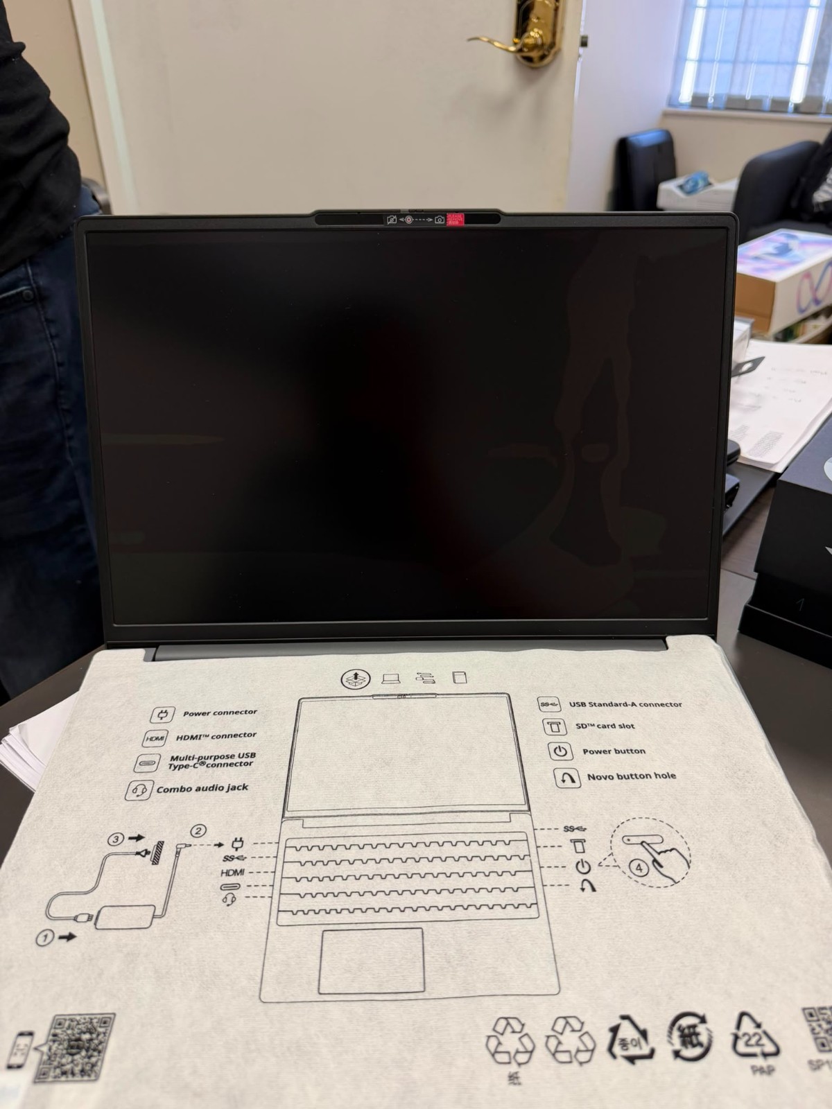 Lenovo IdeaPad Slim 3 Core 3 100U 8GB RAM 512GB SSD **LCD BROKEN**