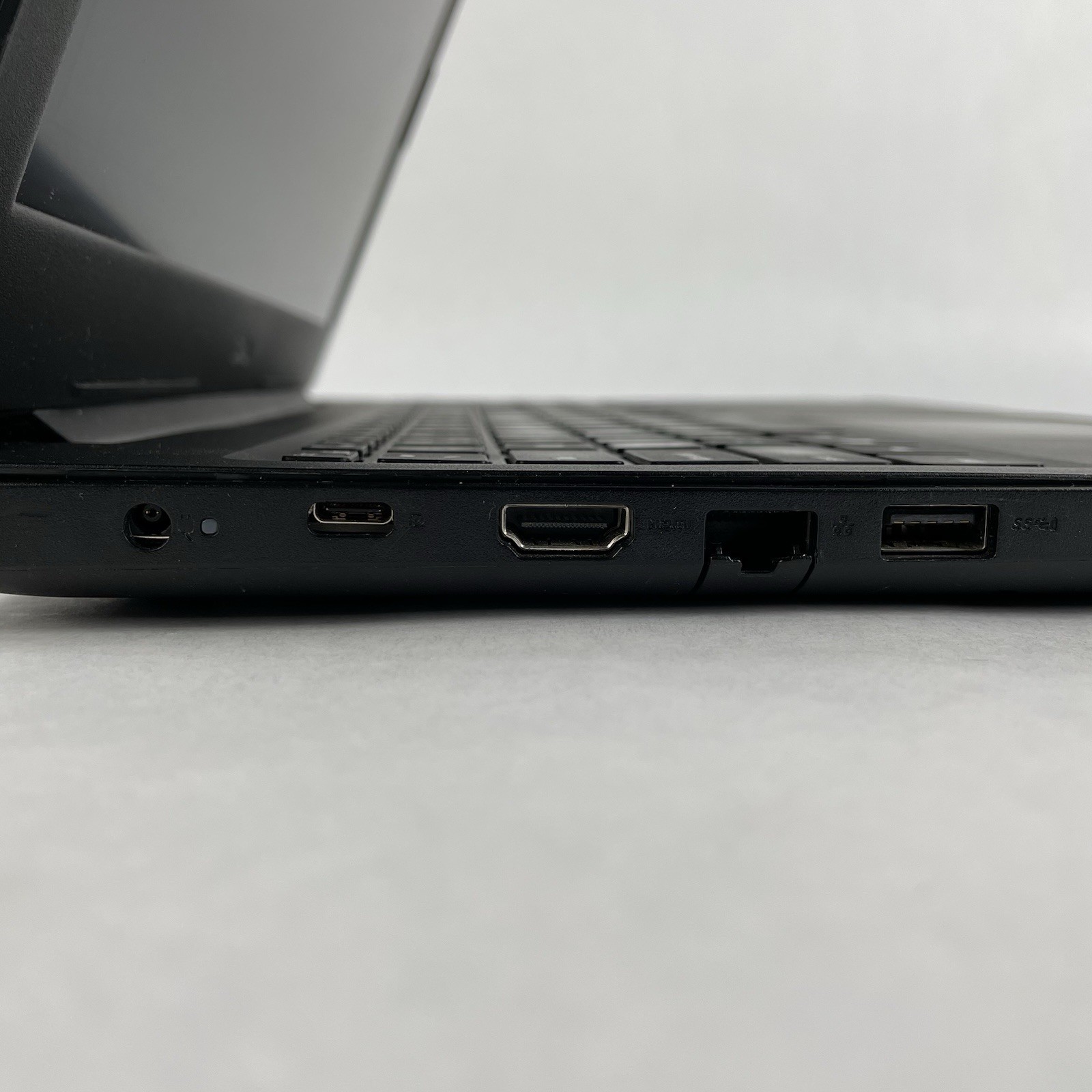 Dell Latitude 3590 15.6″ i5-8250U 1.60 GHz 8 GB RAM No SSD No OS – Bad Corner