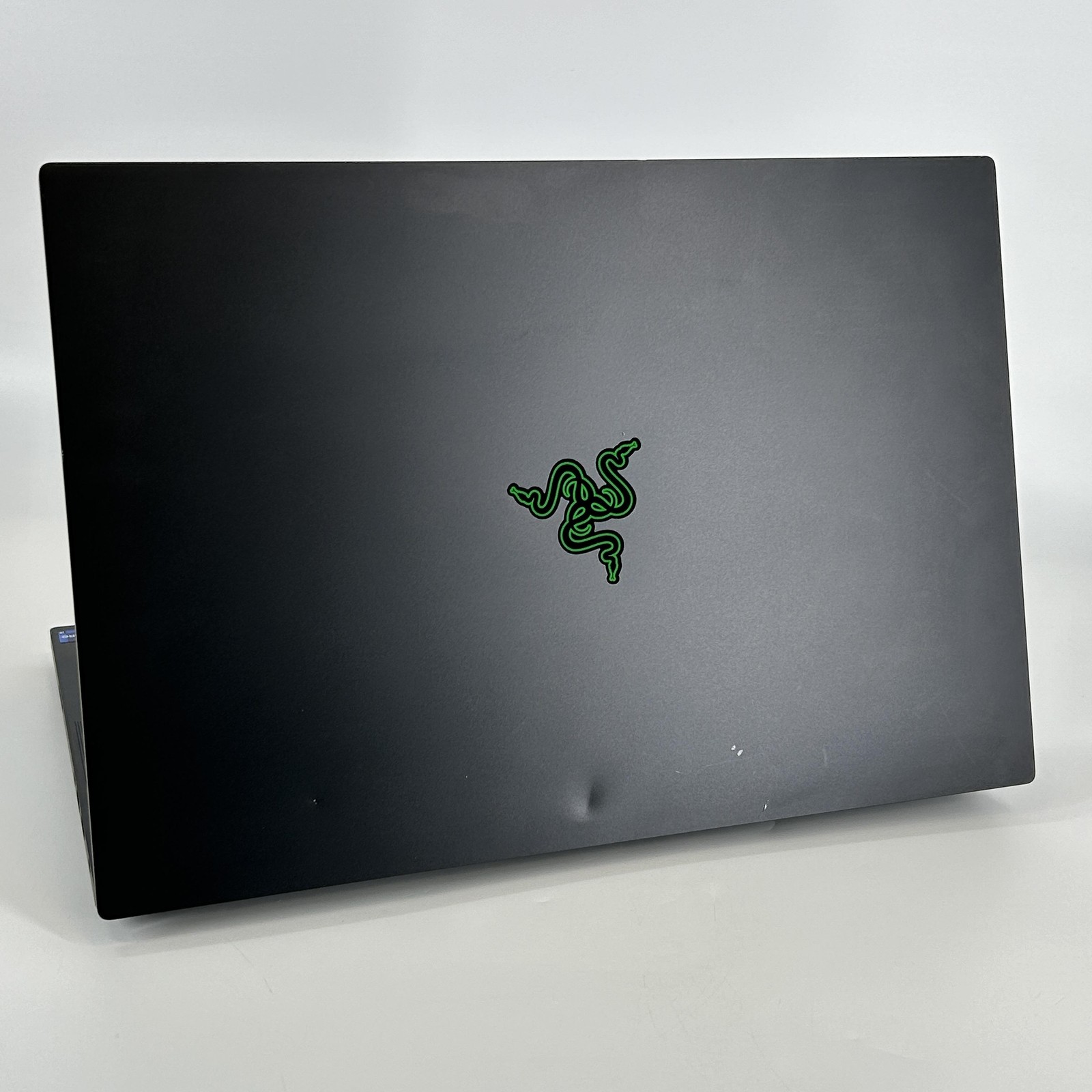 Razer Blade 16 240Hz QHD+ 2024 2.2 GHz i9-14900HX 32GB 2TB SSD RTX 4090 Good