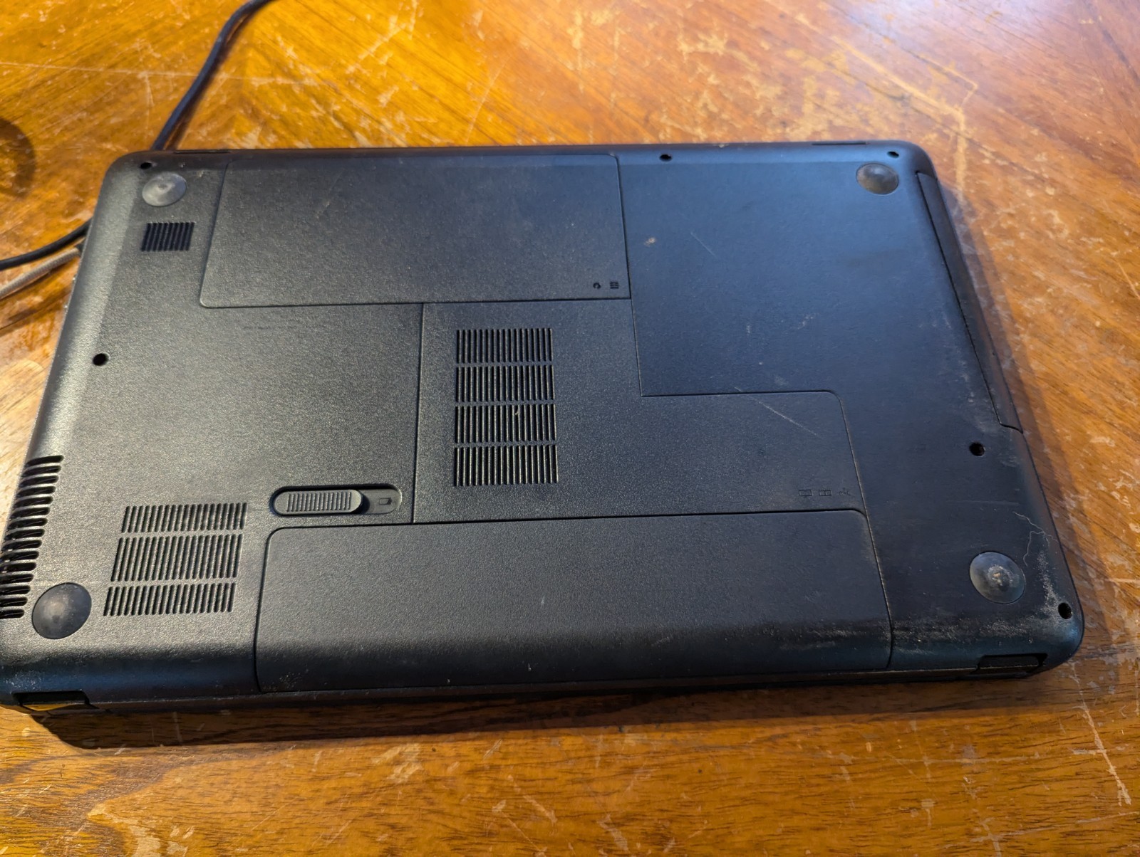 HP 2000 Notebook Laptop AMD E-350 3GB Serial Windows XP Charger 320gb / 16″