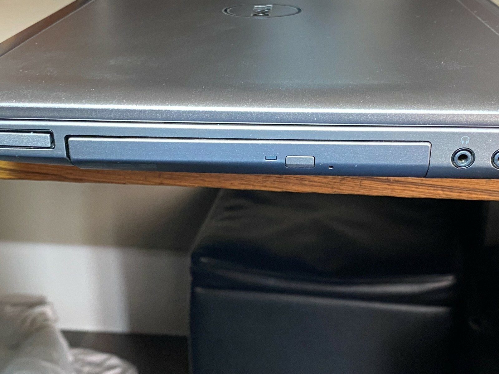 DELL VOSTRO 3555 15.6″ AMD 1.86GHZ RADEON 4GB RAM 250GB HDD WIN10Pro DVD-RW FPR