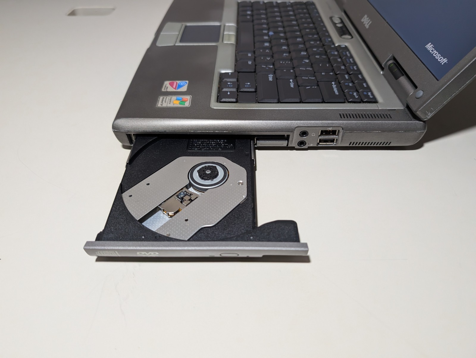 15″ Dell Latitude D810 | Pentium M 30GB HDD | ATI DVD Win XP 32-Bit Serial Port