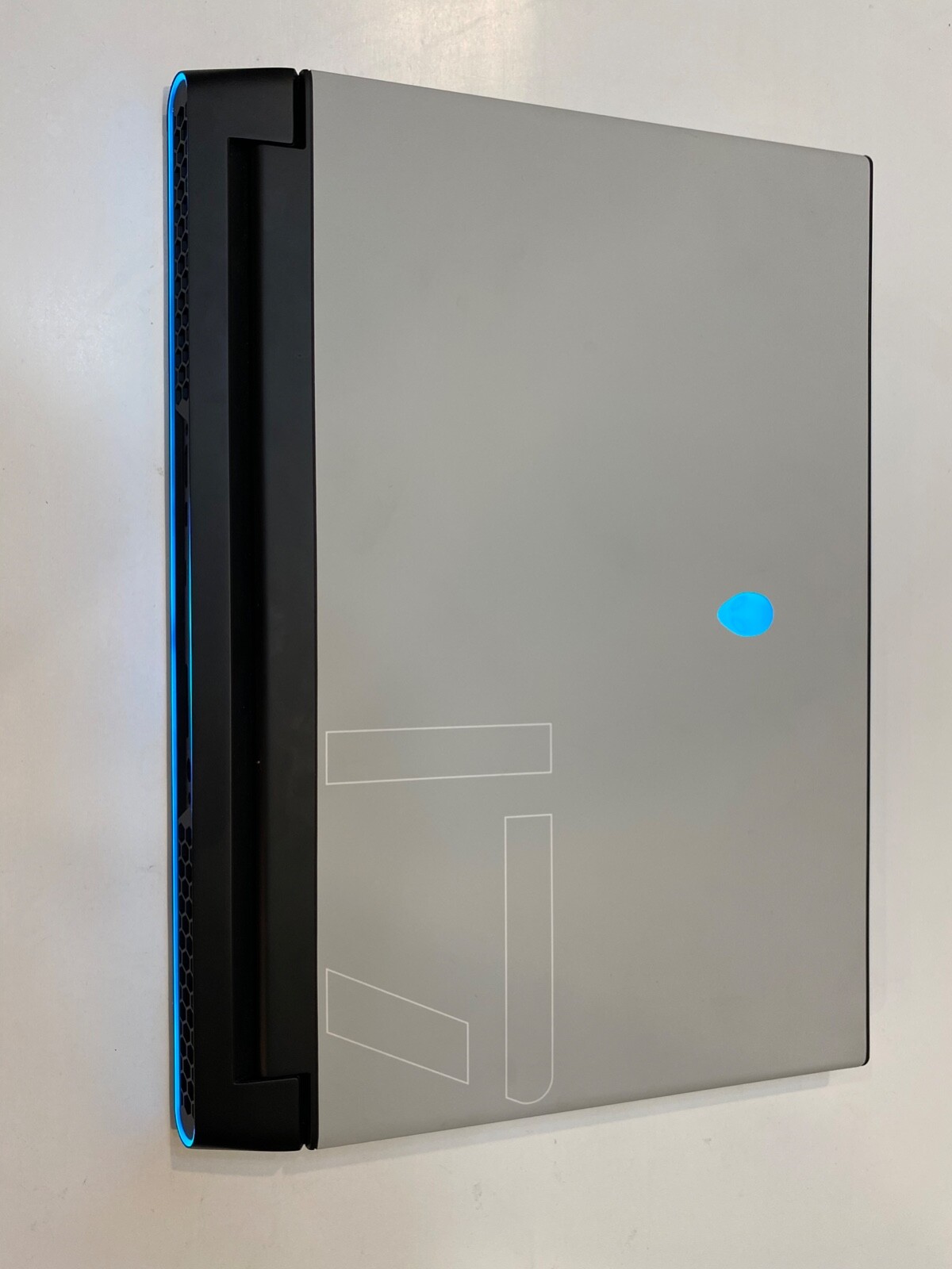 Alienware M17 R4 17.3″ Intel Core i7-10870H 360Hz 2.2GHz 16GB 1TB SSD RTX 3070