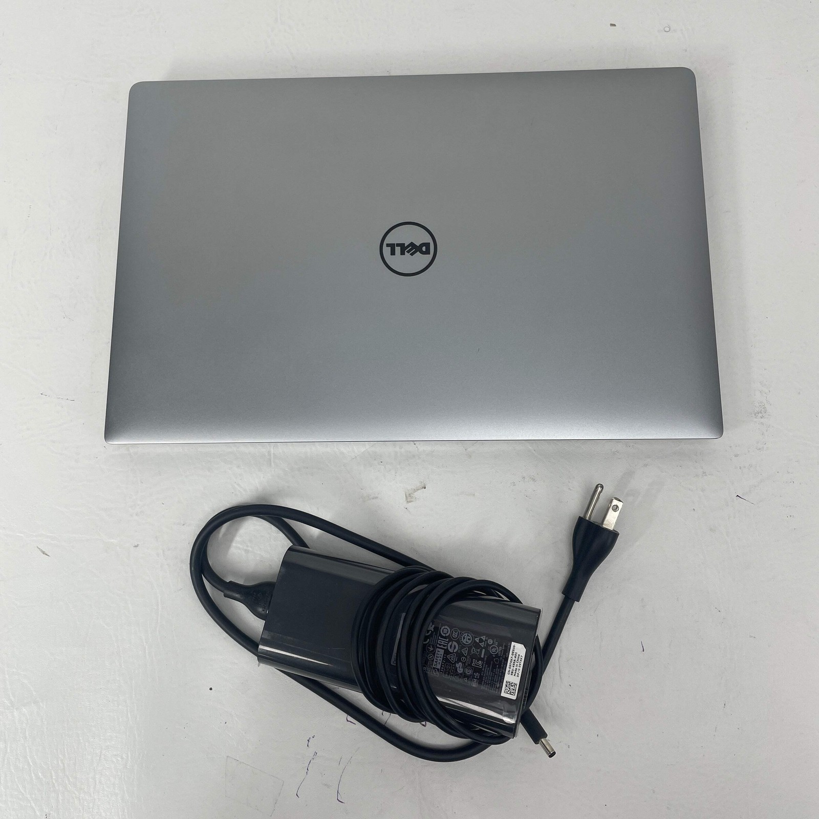 Dell XPS 9560 15.6″ i7-7700HQ 2.8GHz 16GB RAM 1TB SSD GeForce GTX 1050