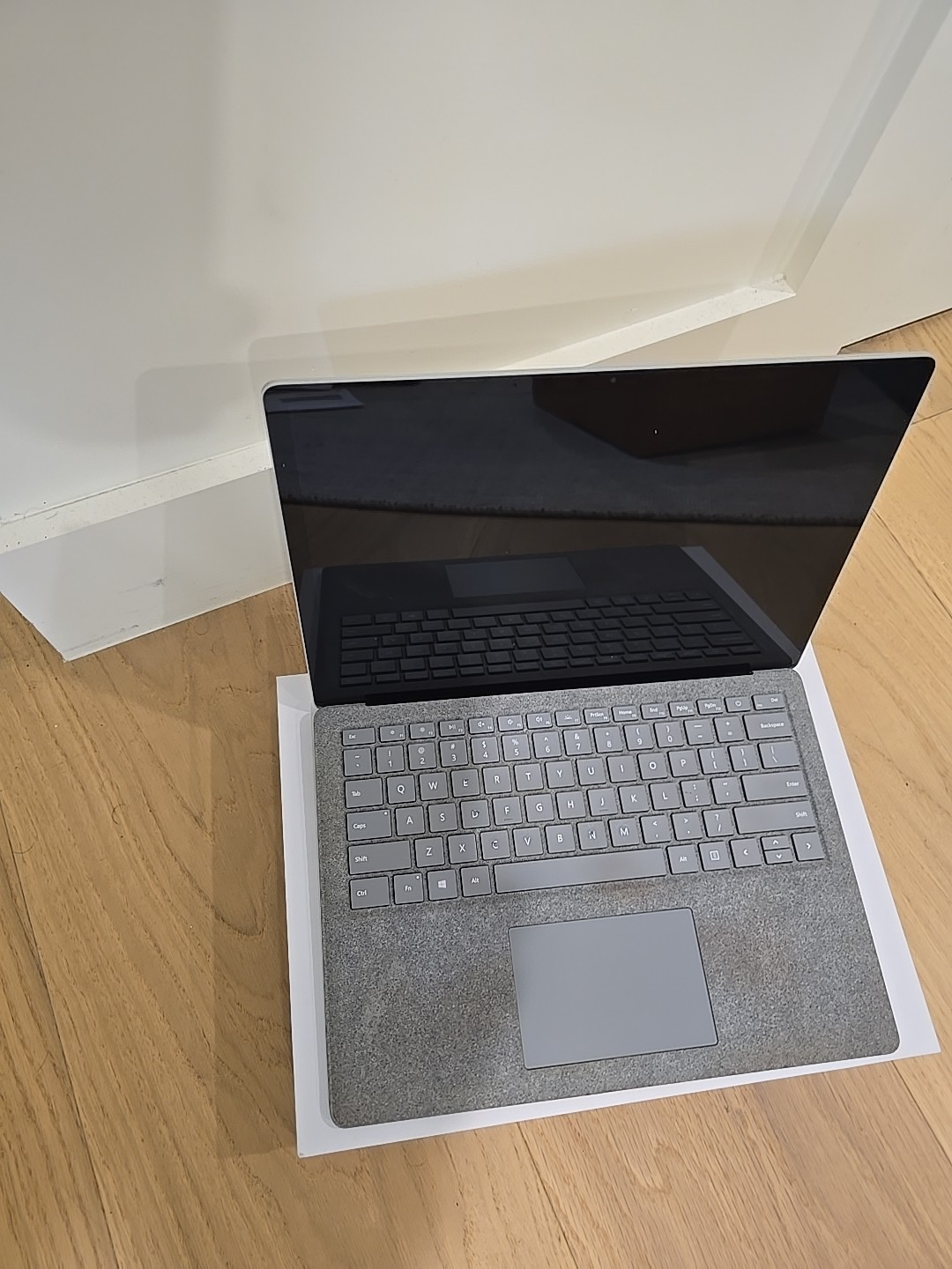 Microsoft Surface Laptop 13.5” (256 GB, Intel Core i5 1ST Gen., 8 GB) -…