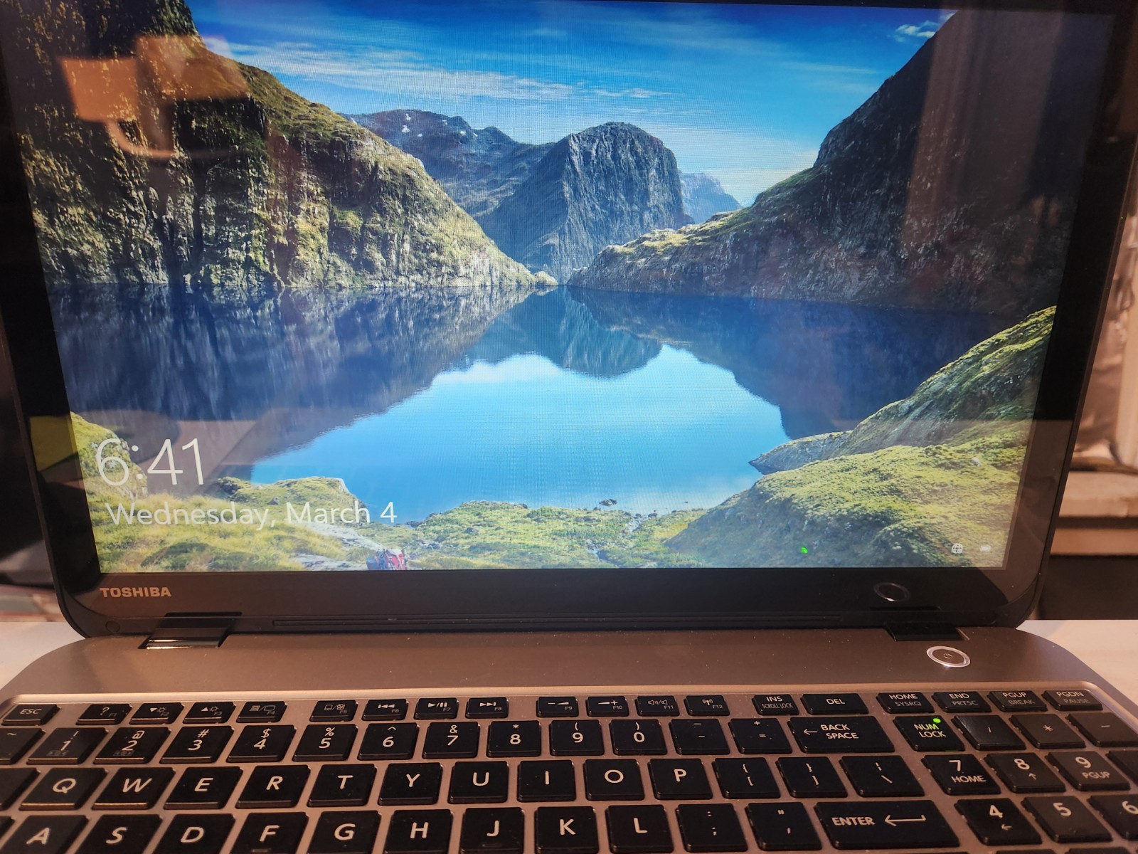 Toshiba Satellite E55t-A5320 TouchScreen Windows 10 W/OEM Charger! READ DESC~
