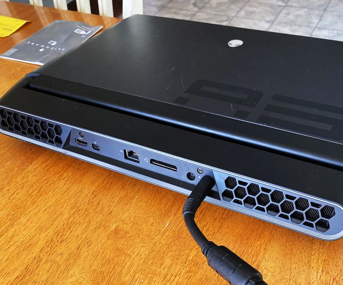 Alienware Area-51m i7-9700 3.00GHz 32GB RAM 1.5Tb SSD 17.3″ FHD RTX2070 8GB