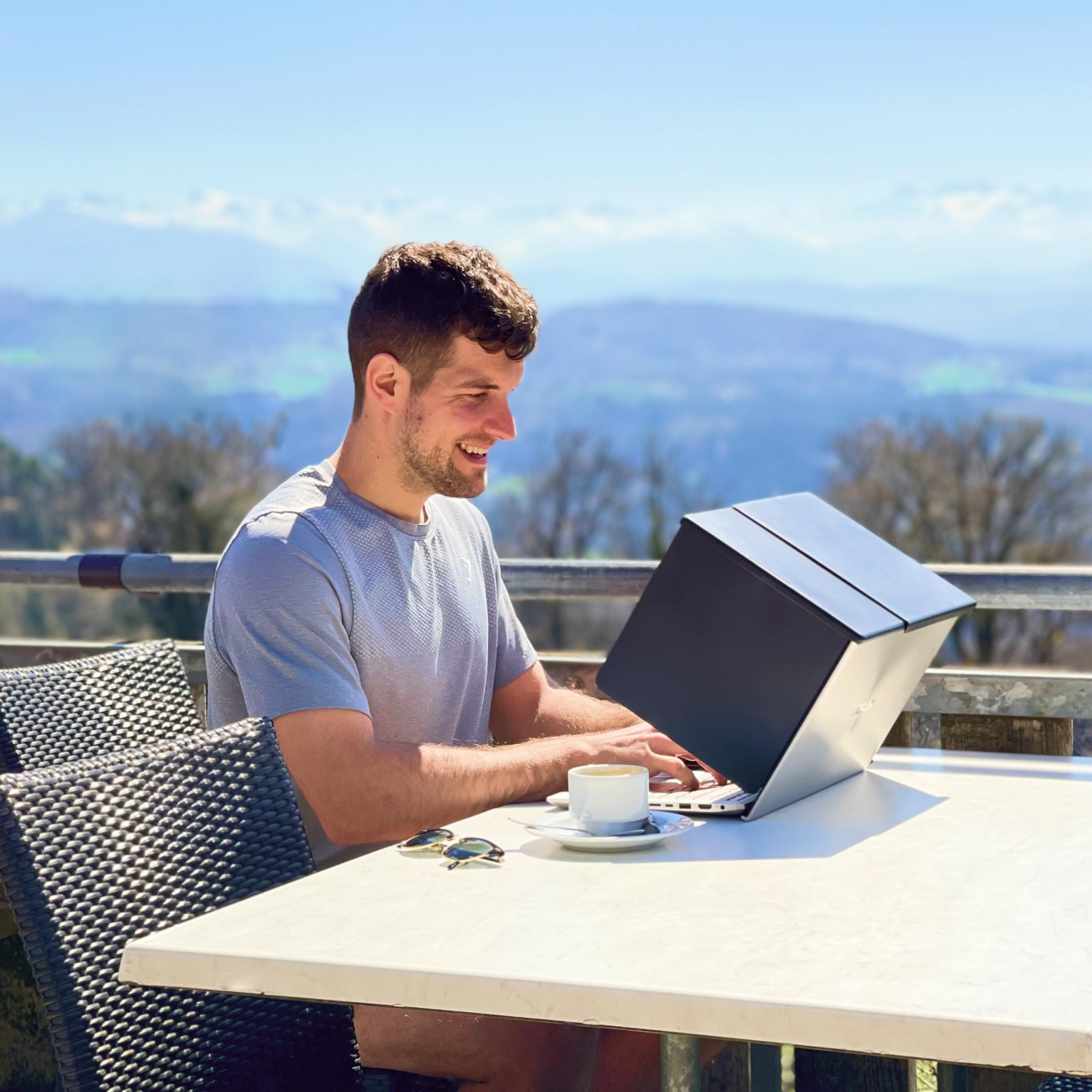 VIZOR Sun Shade for Laptops Eliminate Screen Glare Universal Fit for Outdoor Wor