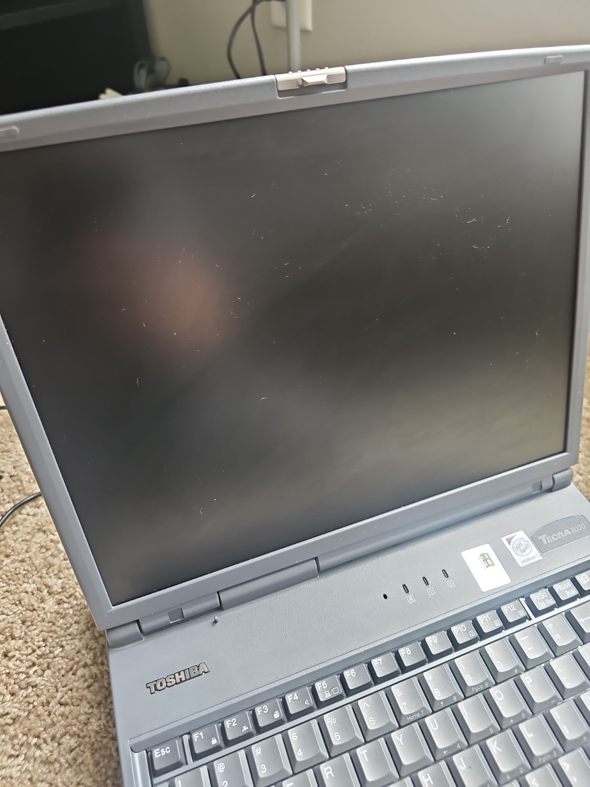 VINTAGE Toshiba Tecra 8000 Laptop Intel Pentium II, 300MHz TESTED WORKS NO HDD