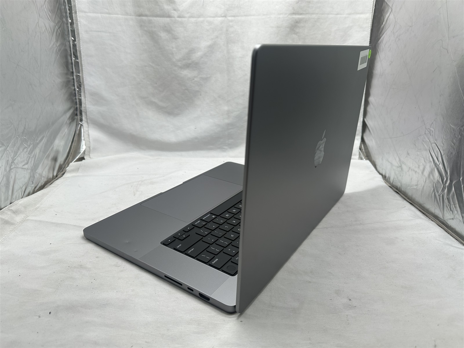 Apple MacBook Pro A2485 16″ Laptop M1 Pro 16GB RAM 512GB SSD Tahoe 26.4.1 *READ*
