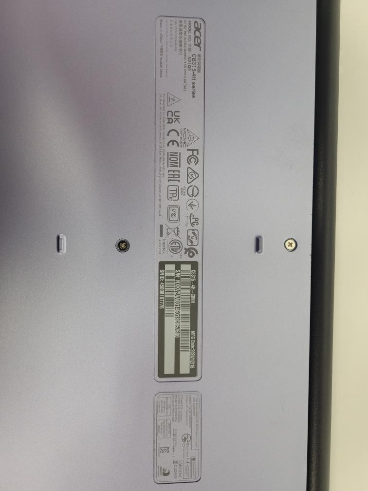 Acer Chromebook with charger, see pictures. 4GB and 64GB hard drive (P04024492)