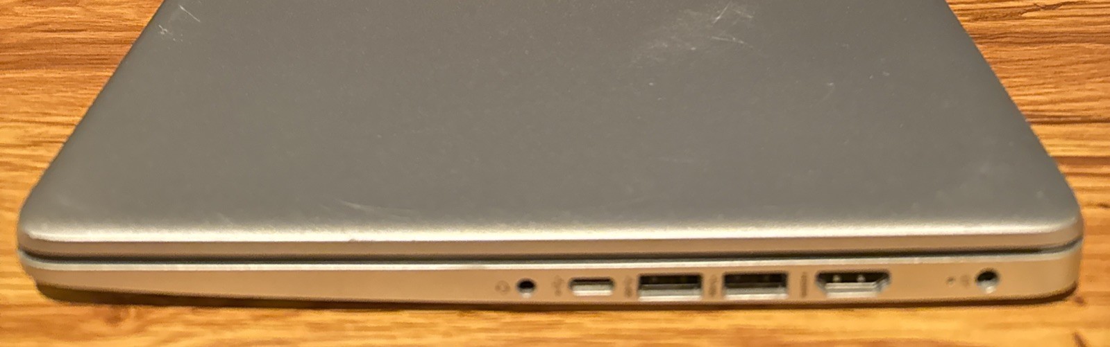 Laptop + Charger HP AMD Ryzen 3 3250U 8GB DDR4 Ram 119gb Storage