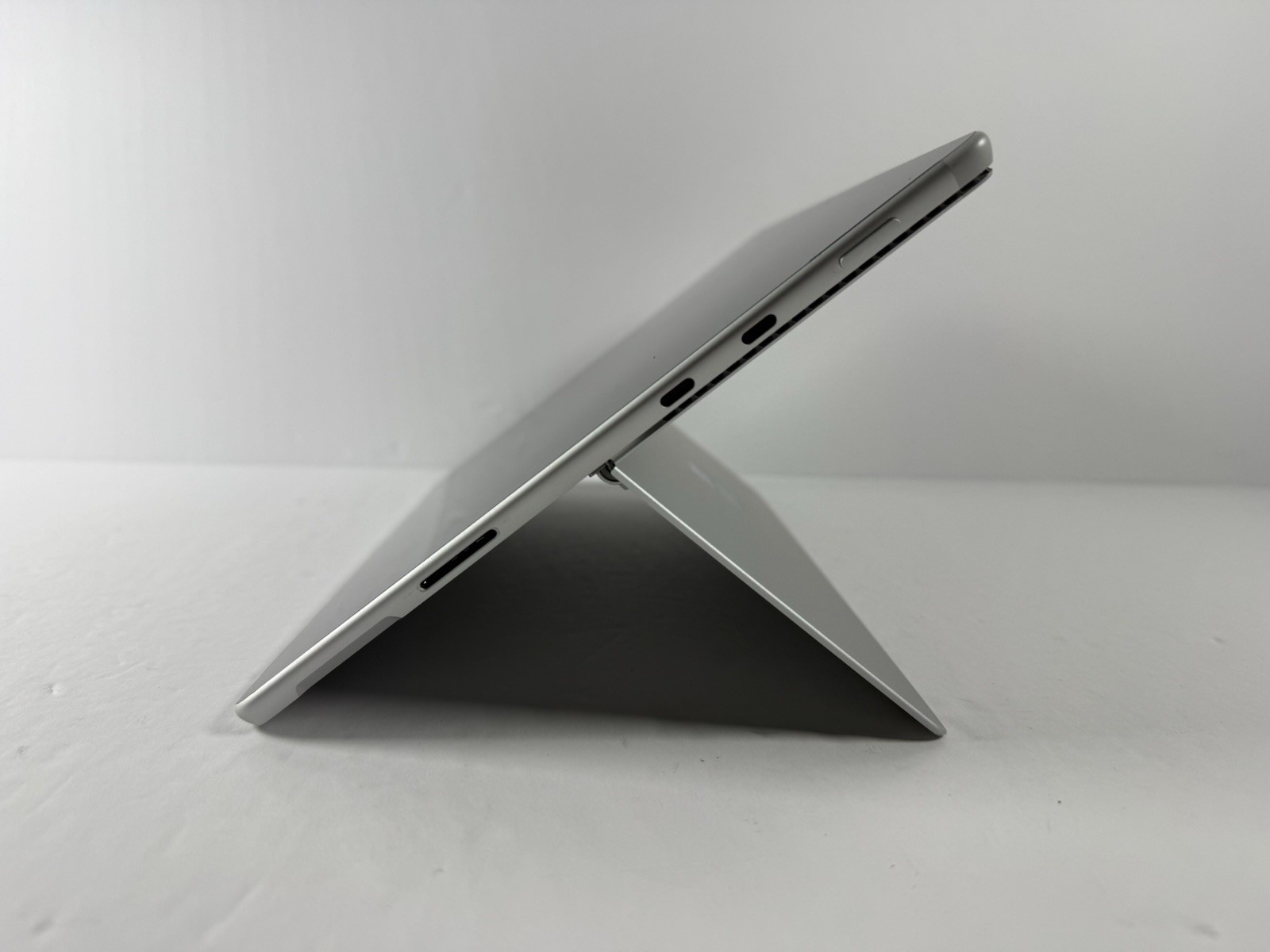 Microsoft Surface Pro 8 (1982) i5-1145G7 – 16GB RAM – 256GB 120Hz – Win 11 Pro