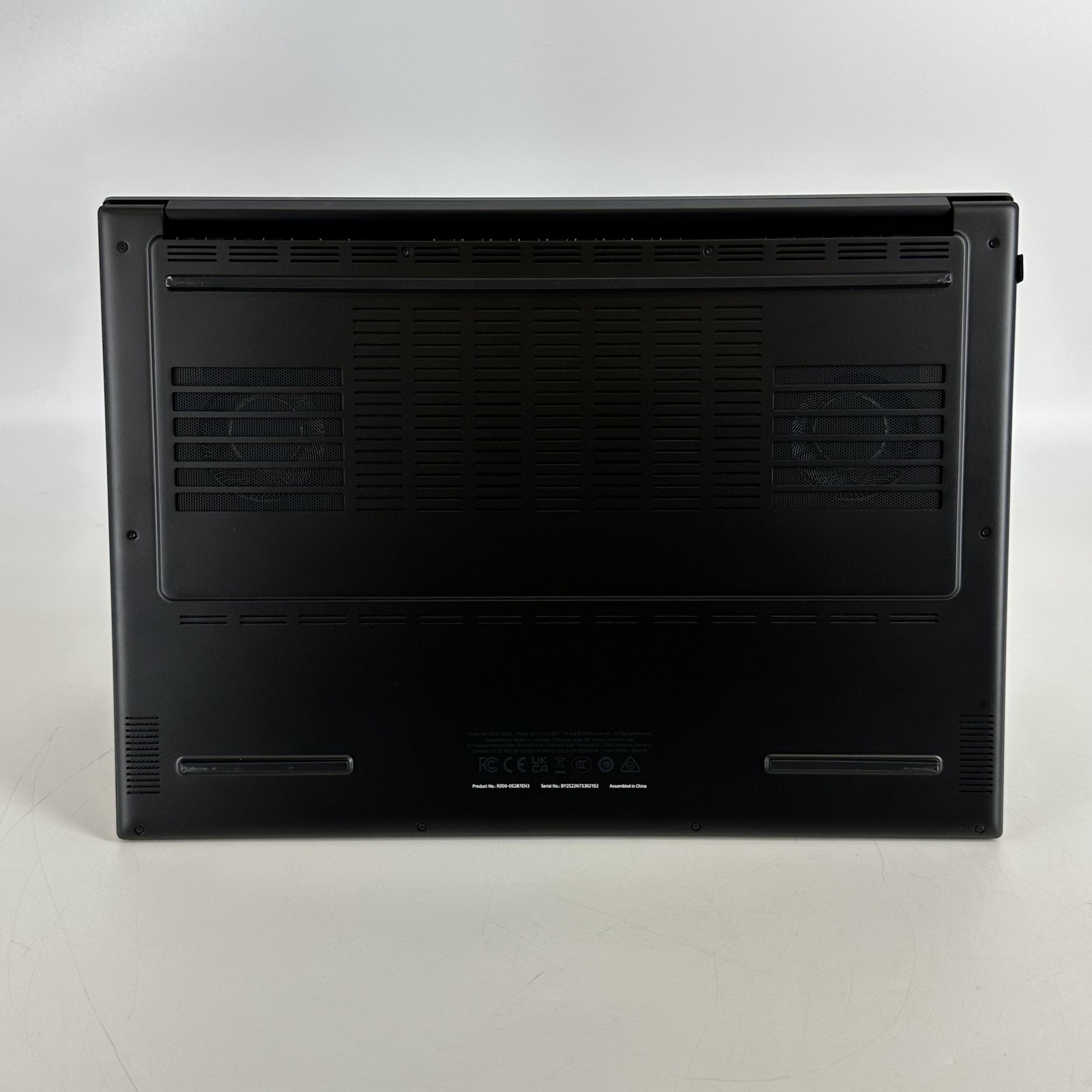 Razer Blade 16 240Hz QHD+ 2.0 GHz Ryzen AI 9 365 32GB 1TB RTX 5070 Ti Excellent