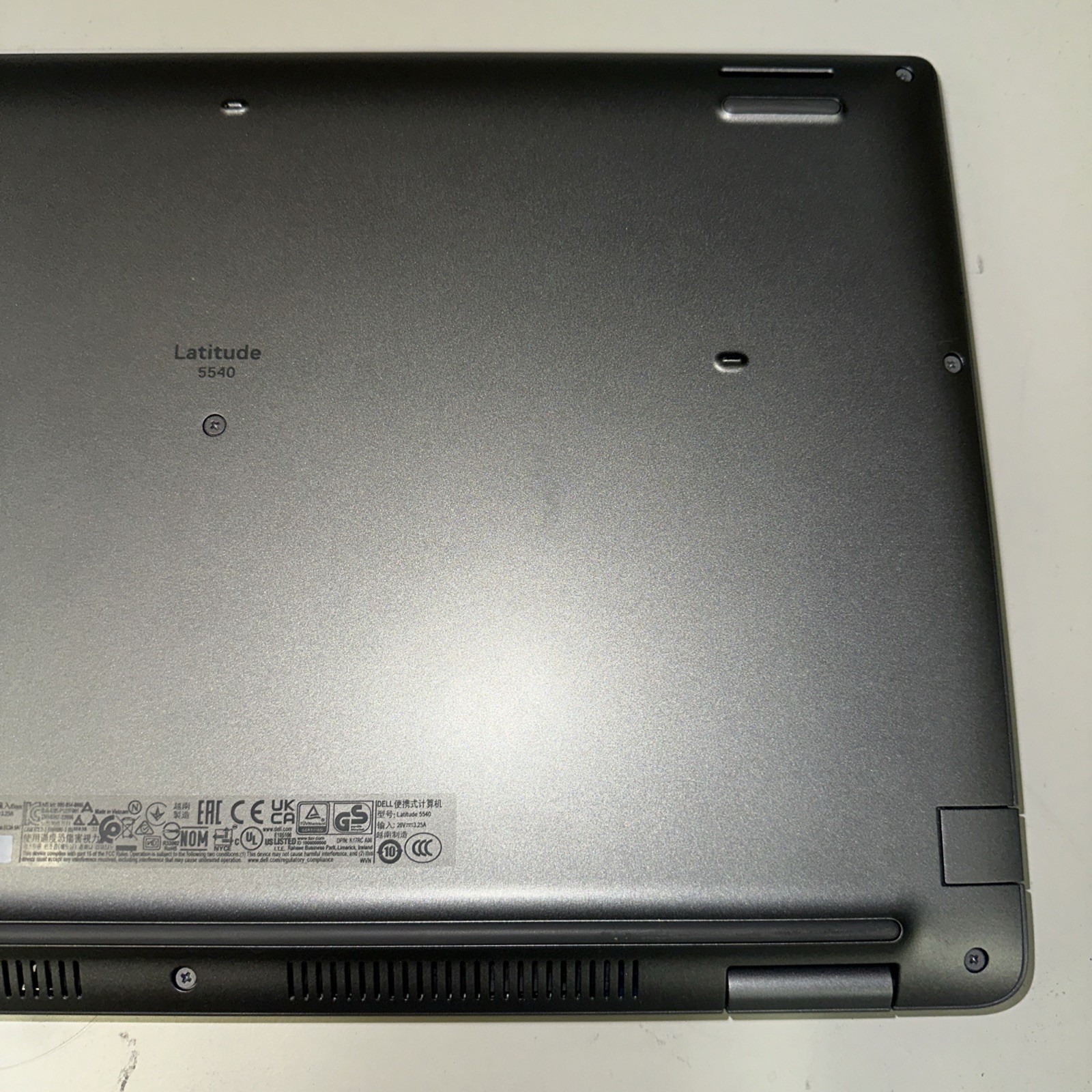 Dell Latitude 5540 15.6″ i7-1365U 16GB DDR4 256GB SSD Windows 11 Home in Gray