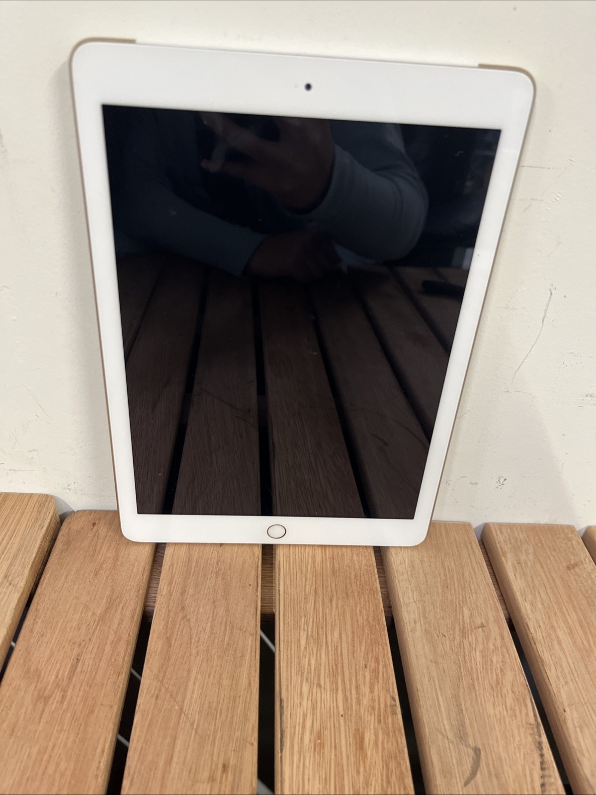 Apple iPad | 5th Generation | 9.7″ Retina* | 32 GB | Model: A1823