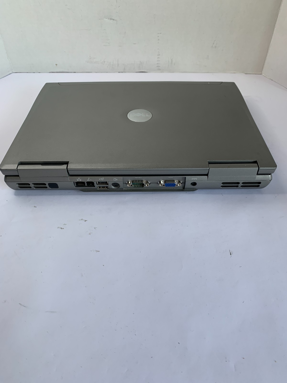 Dell Latitude D810 – Pentium M – 1gb DDR2 – 40Gb HDD – NO OS – DEAD BATT- NO AC