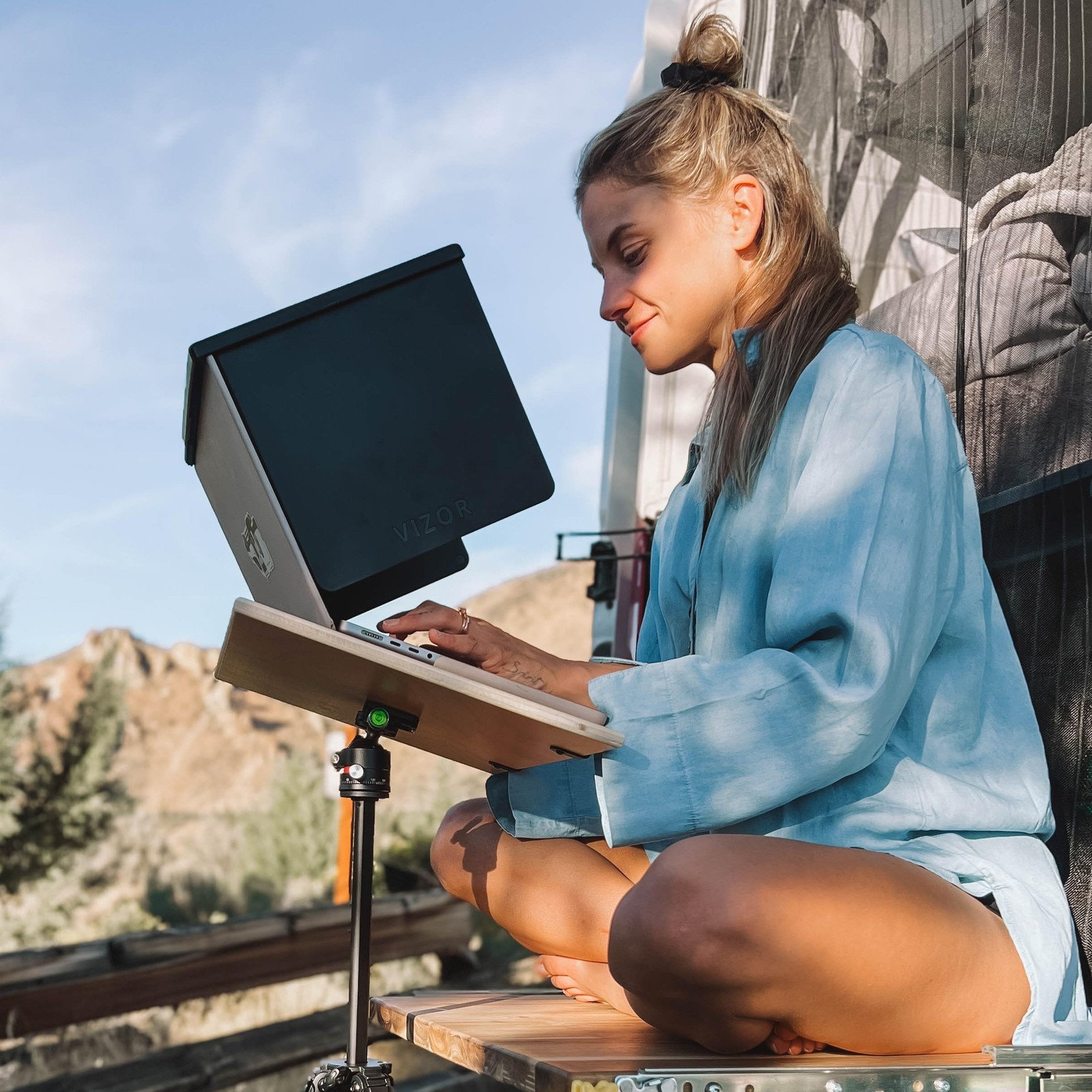 VIZOR Sun Shade for Laptops Eliminate Screen Glare Universal Fit for Outdoor Wor
