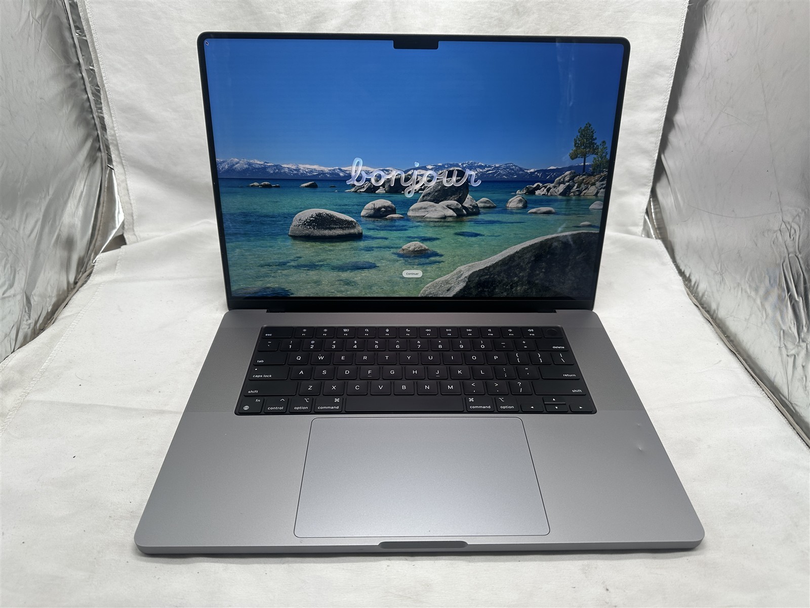 Apple MacBook Pro A2485 16″ Laptop M1 Pro 16GB RAM 512GB SSD Tahoe 26.4.1 *READ*
