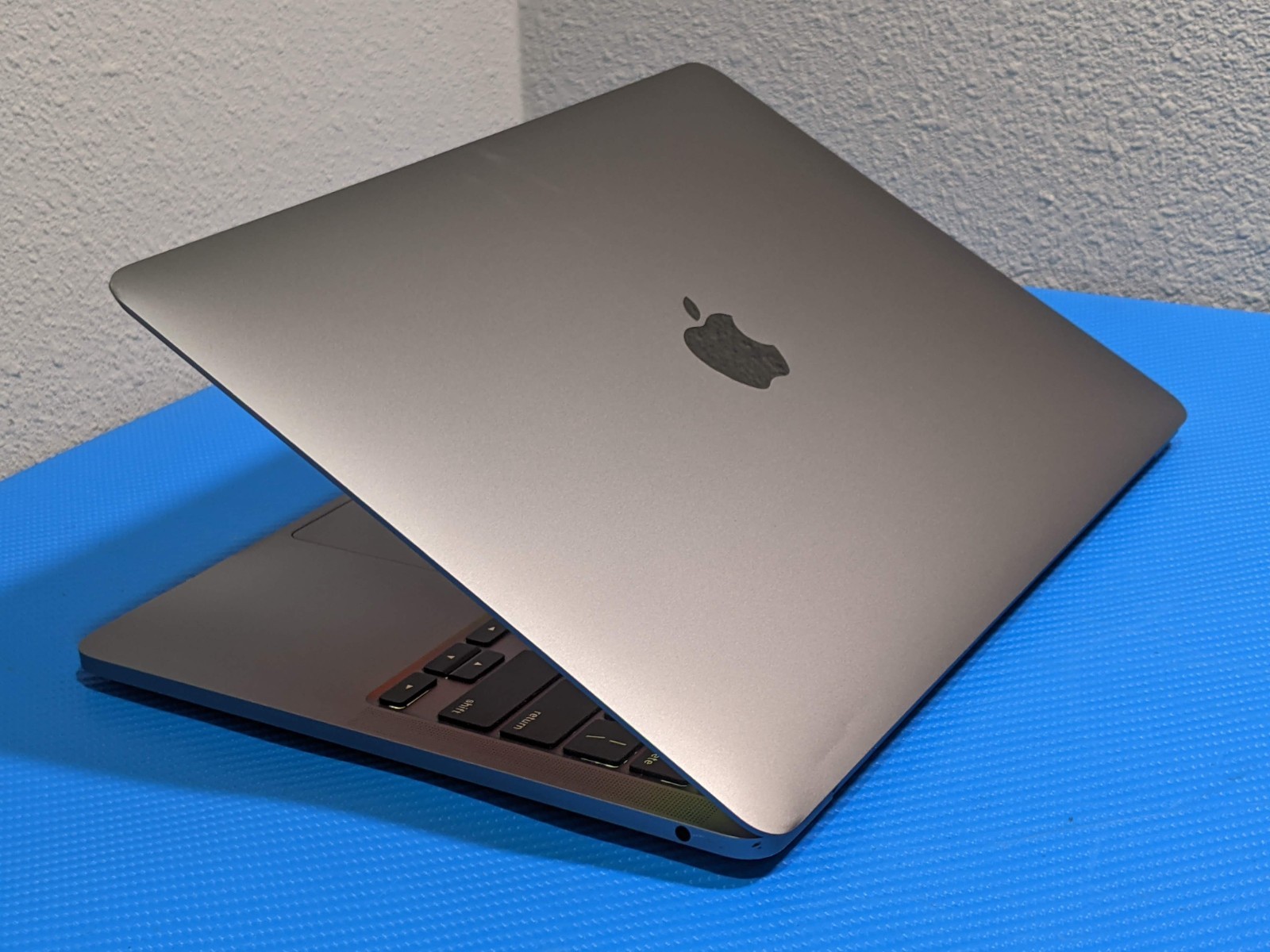 Apple MacBook Pro A2338 (2020) 13.3″ M1 8CPU/8GPU 3.2GHz 8GB 256GB SSD MYDA2LL/A