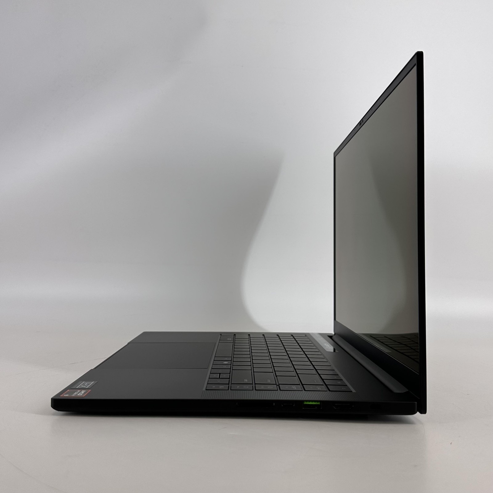 Razer Blade 16 240Hz QHD+ 2.0 GHz Ryzen AI 9 365 32GB 1TB RTX 5070 Ti Excellent