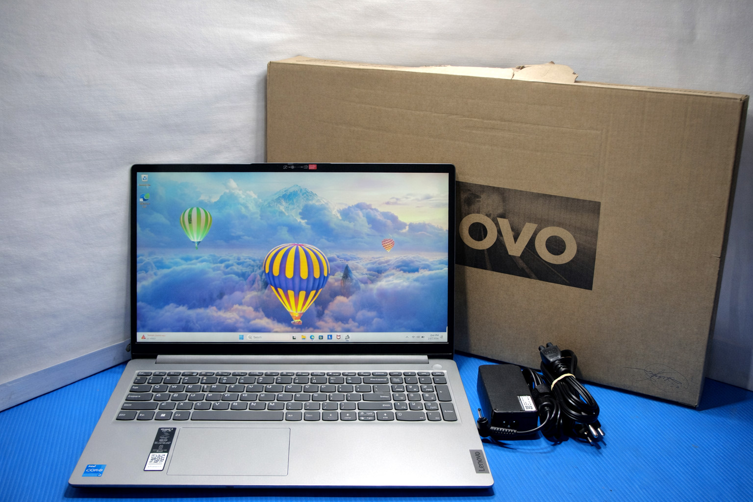 Lenovo IdeaPad 1 15IAU7 15.7”FHD TOUCH Core i3-1215U 1.2GHz 8GB RAM 256GB SSD