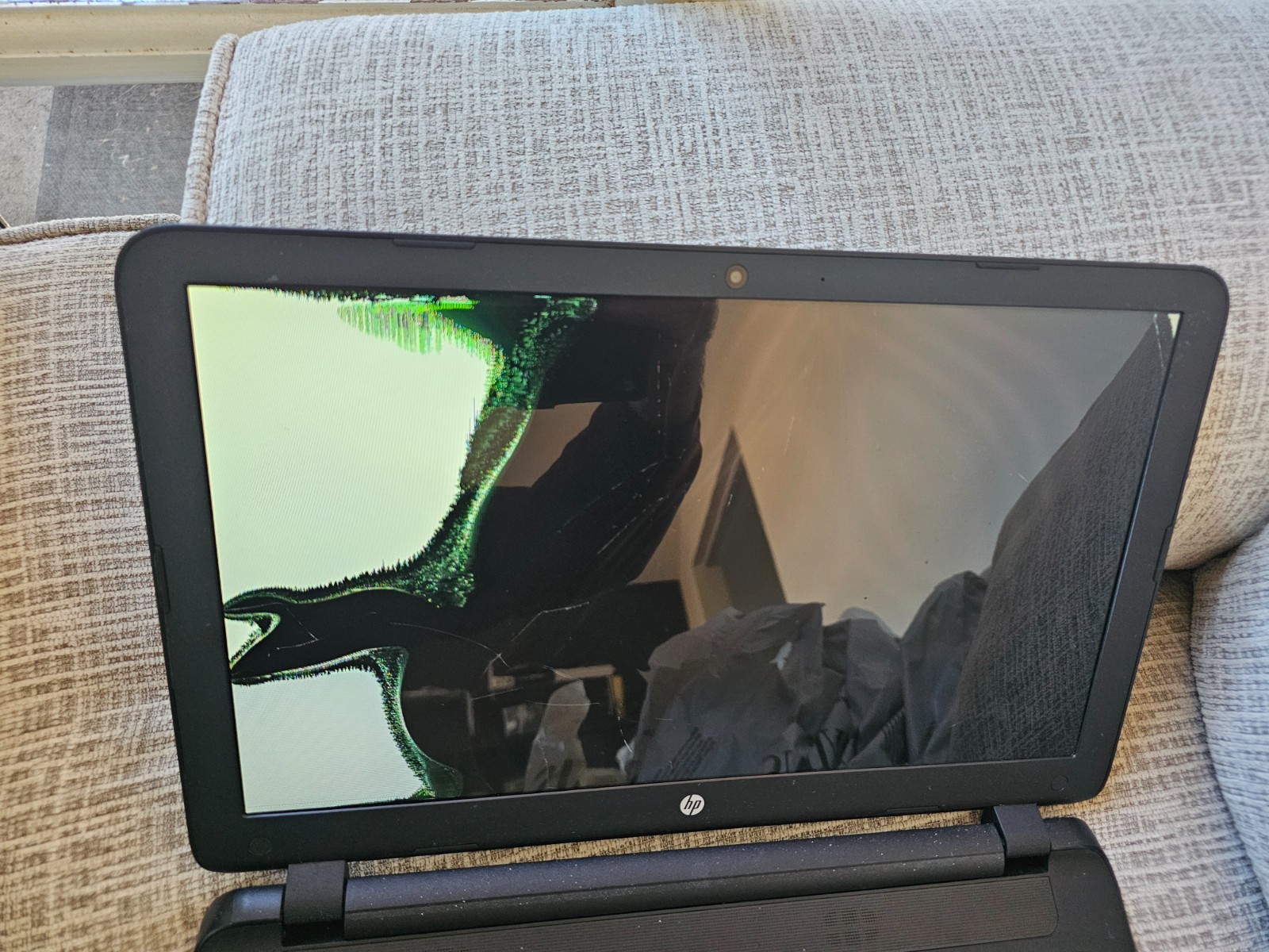 HP 15-f018dx 15.6″ Notebook W/ Charger Powers On, Broken Screen FOR PARTS/REPAIR
